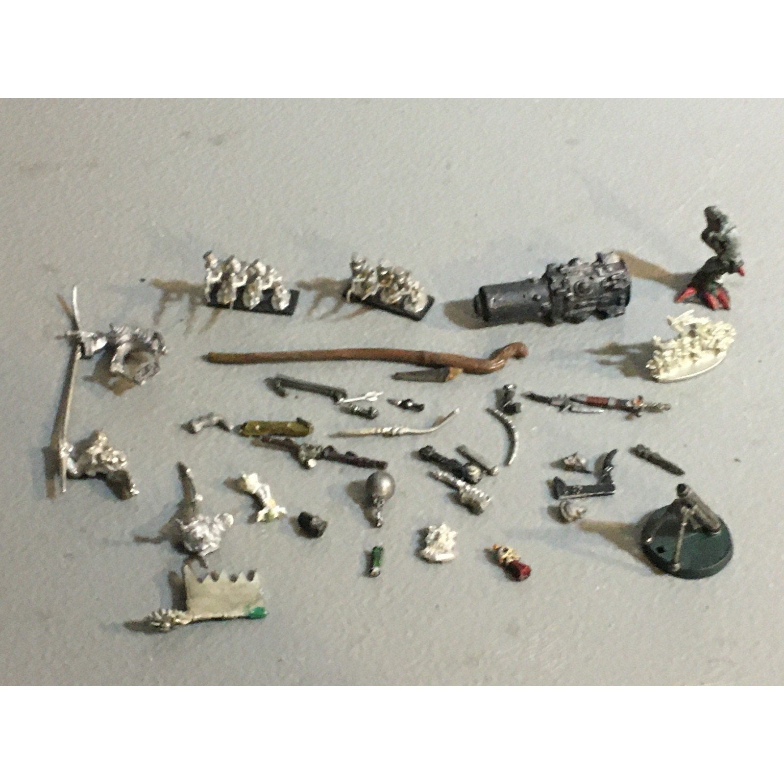 A32592 UNKNOWN MINIATURES METAL BITS LOT REDCOAT KNIGHT ARM WEAPON BANNER