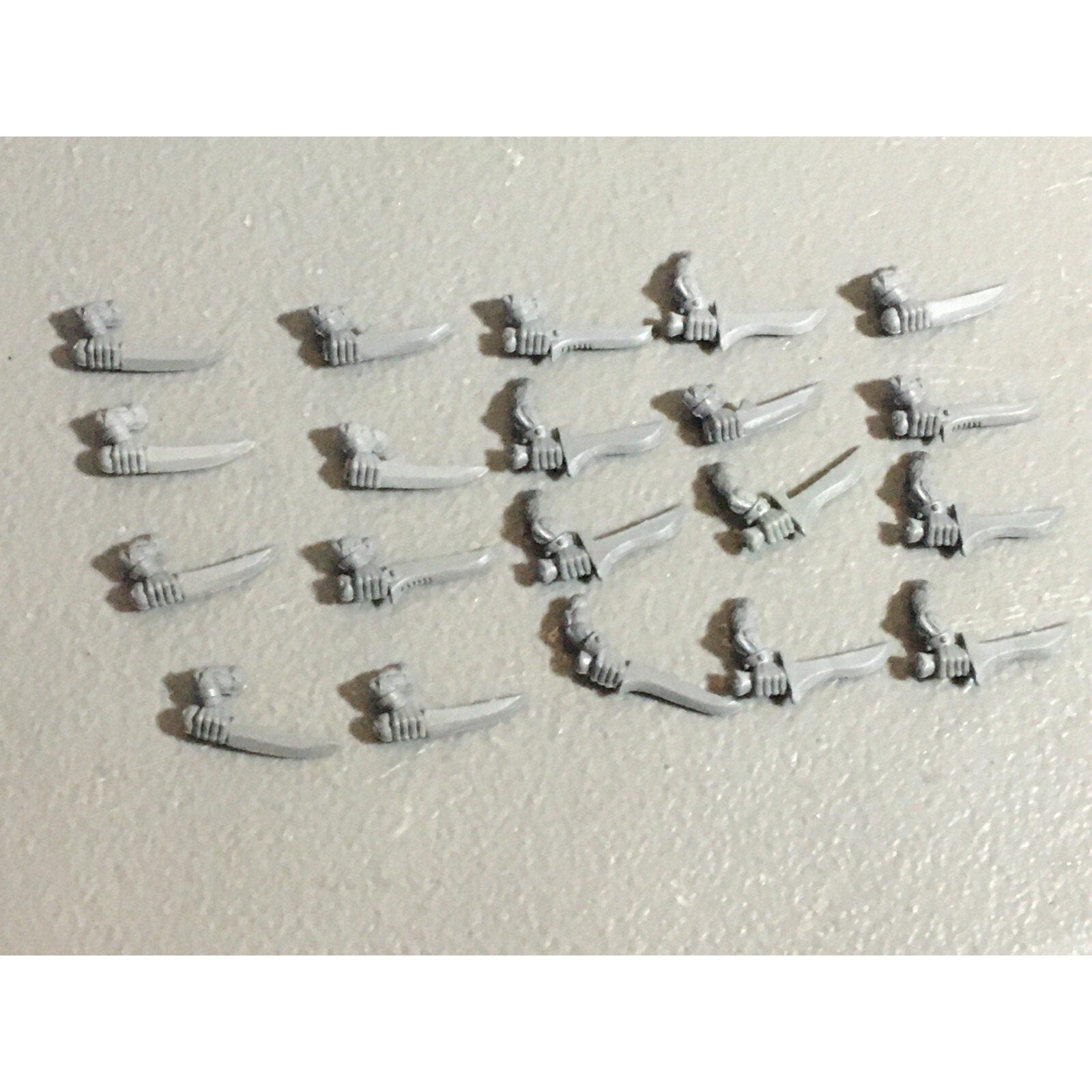 A22297 WARHAMMER FANTASY SKAVEN BITS LOT SWORD ARMS GAMES WORKSHOP GW