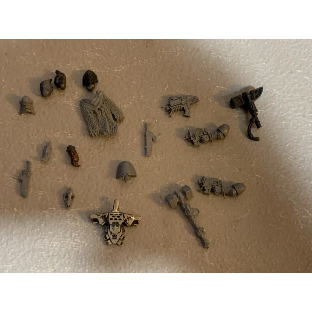 A23300 WARHAMMER 40K SPACE MARINES SPACE WOLVES BITS LOT TAIL GUNS HEADS GW