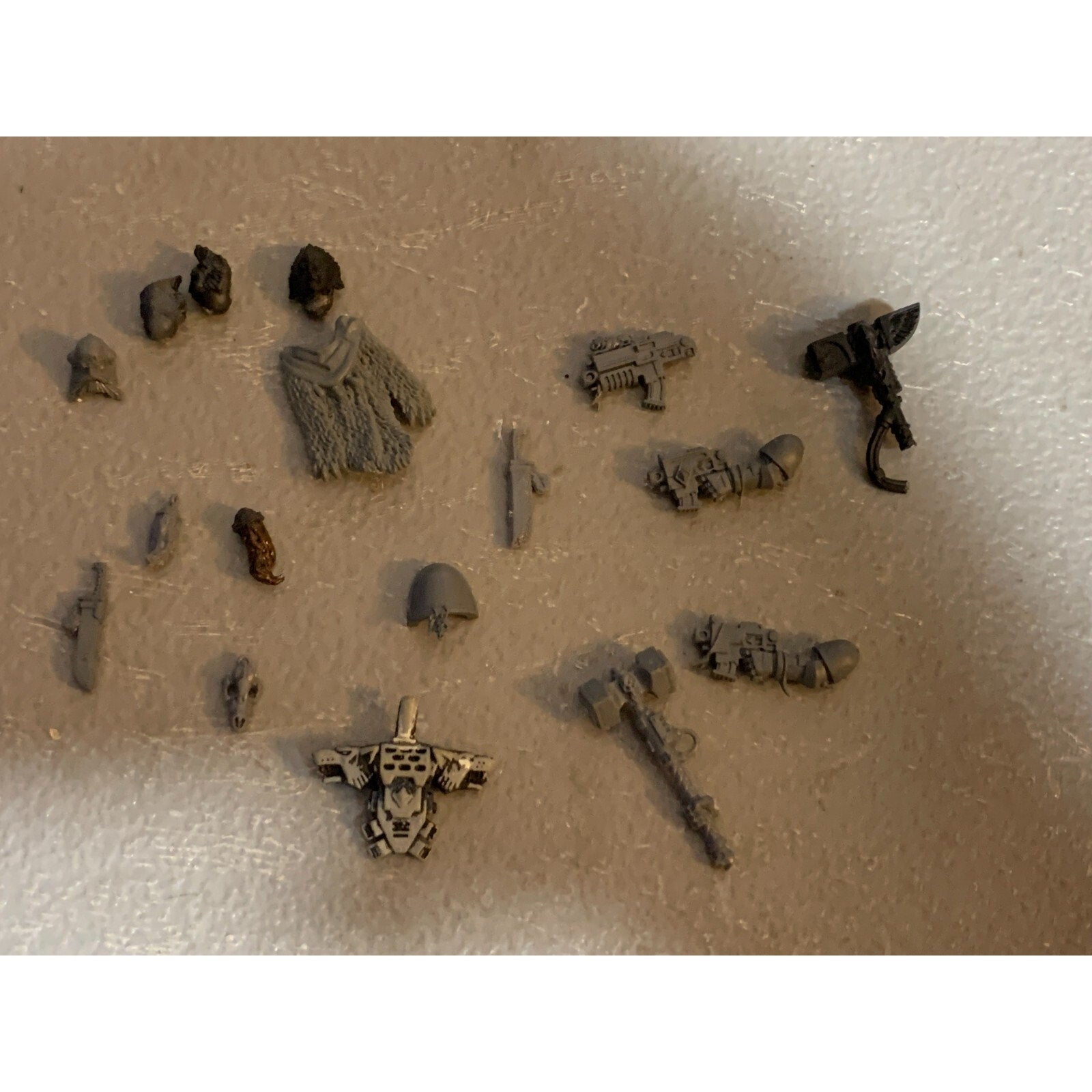 A23300 WARHAMMER 40K SPACE MARINES SPACE WOLVES BITS LOT TAIL GUNS HEADS GW