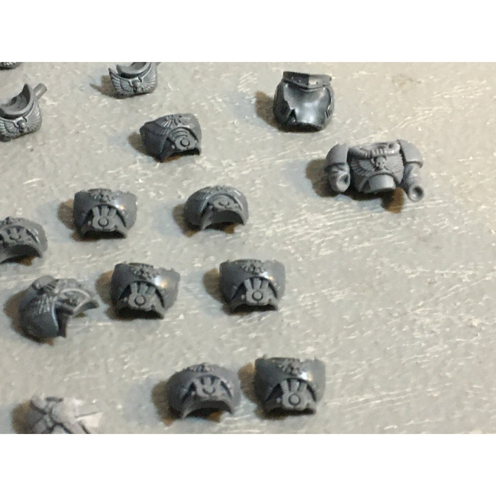 A29448 WARHAMMER 40K SPACE MARINES BITS LOT TORSO PARTS SHOULDER PADS GW