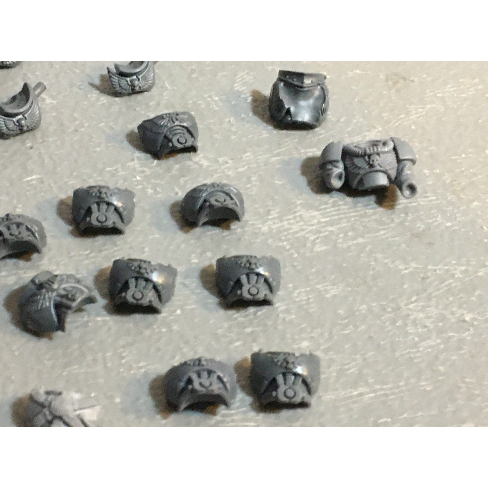 A29448 WARHAMMER 40K SPACE MARINES BITS LOT TORSO PARTS SHOULDER PADS GW