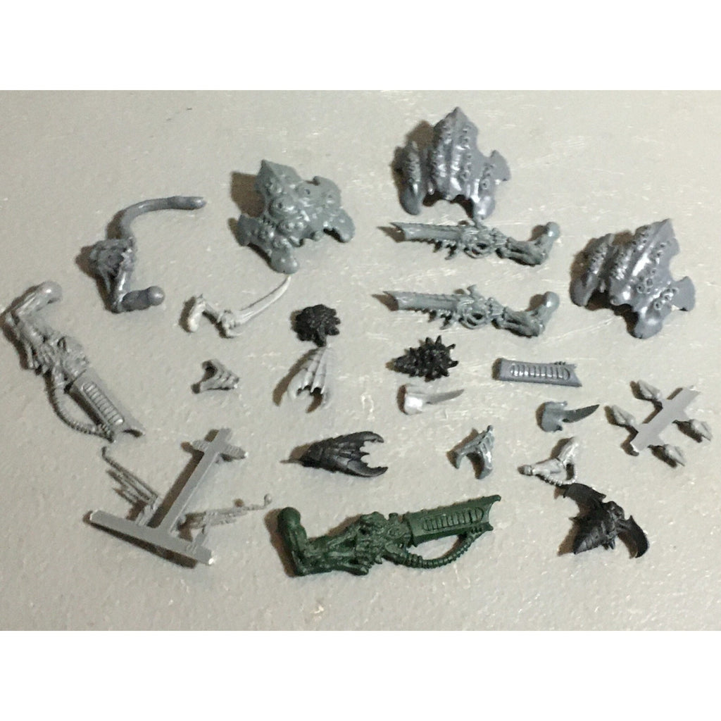 A22320 WARHAMMER 40K TYRANIDS BITS LOT MIXED GAMES WORKSHOP GW