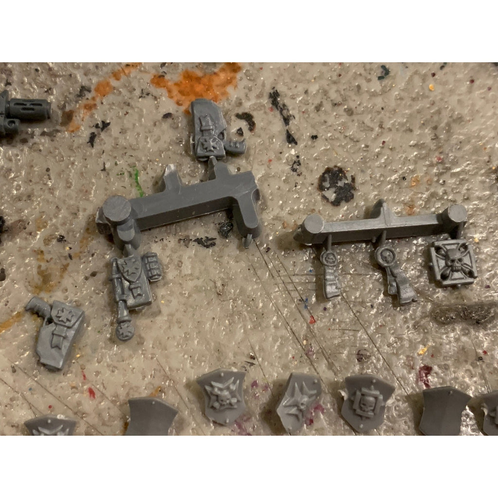 A23192 WARHAMMER 40K SPACE MARINES BITS LOT BLACK TEMPLARS OATHS SHIELD SWORD