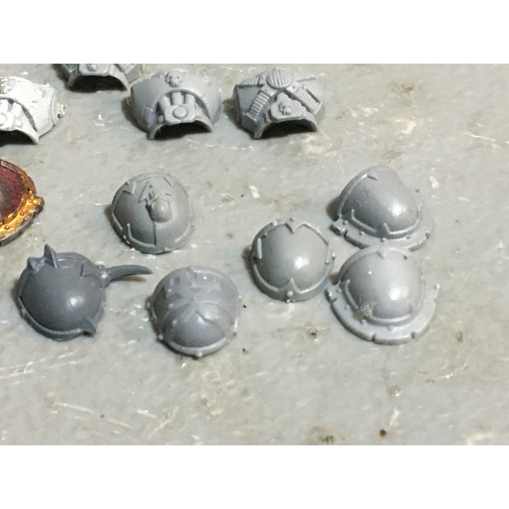 A22981 WARHAMMER 40K CHAOS SPACE MARINES BITS LOT MIXED SHOULDER TORSO ARM GW