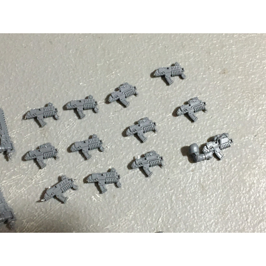 A22555 WARHAMMER 40K SPACE MARINES WOLVES BITS LOT BOLTERS CHAINSWORDS GW