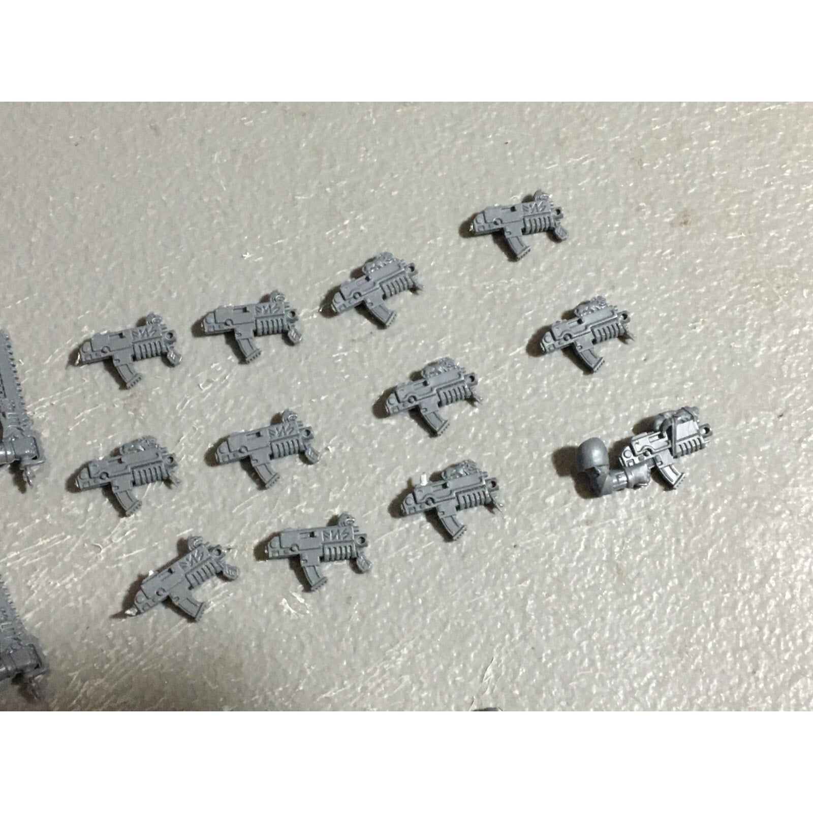 A22555 WARHAMMER 40K SPACE MARINES WOLVES BITS LOT BOLTERS CHAINSWORDS GW