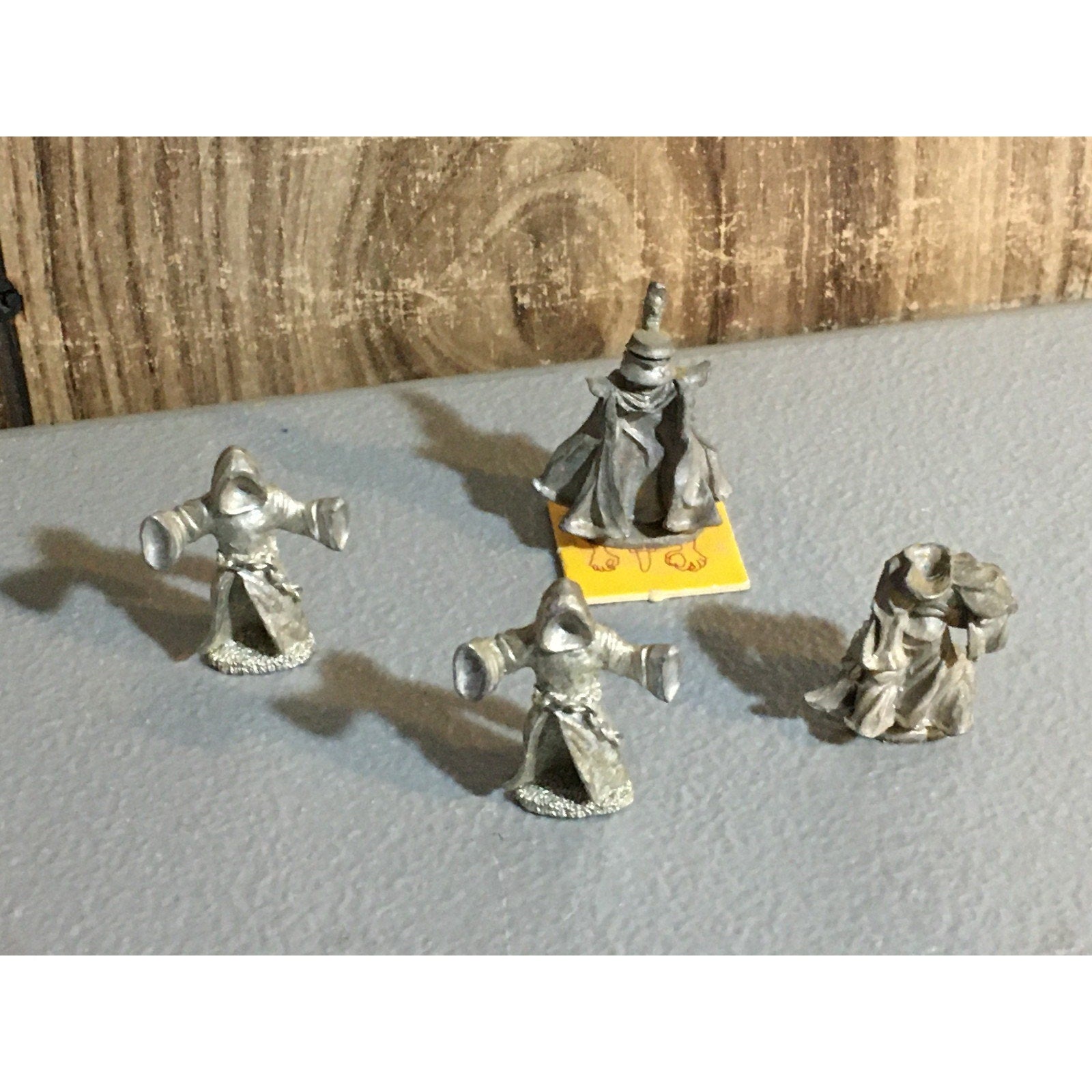 A32528 UNKNOWN METAL MINIATURES ROBED WRIATH GHOST MONK