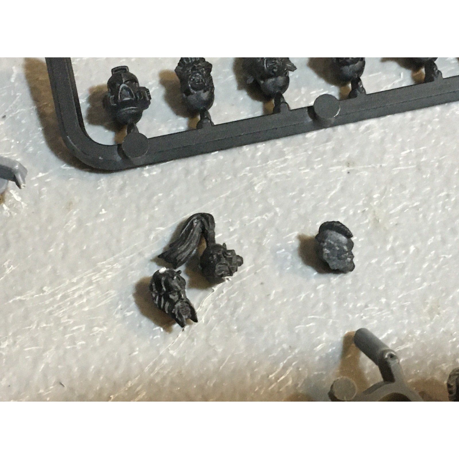 A24578 WARHAMMER 40K SPACE MARINES WOLVES BITS LOT HEADS 18 PK GAMES WORKSHOP GW