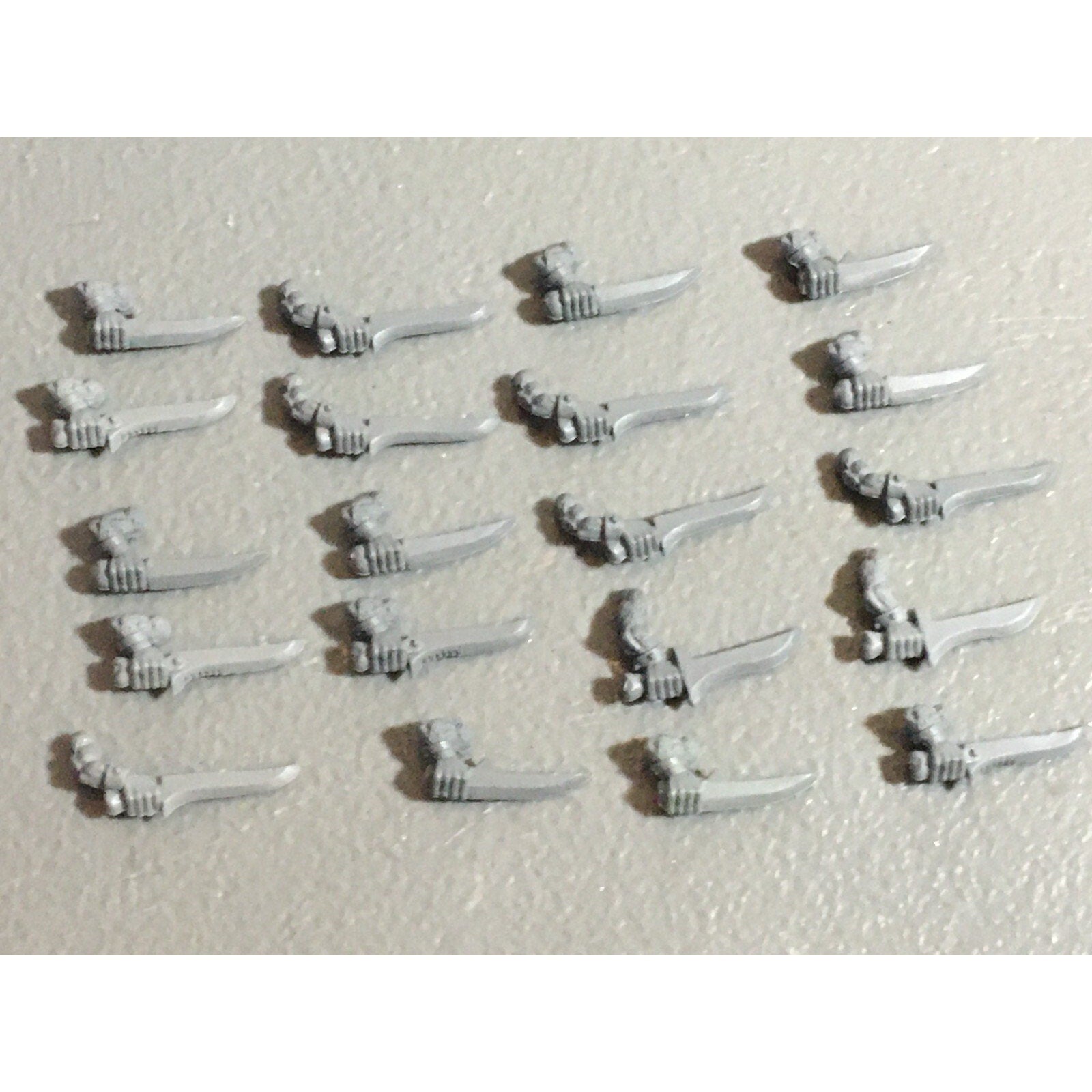 A22299 WARHAMMER FANTASY SKAVEN BITS LOT SWORD ARMS GAMES WORKSHOP GW