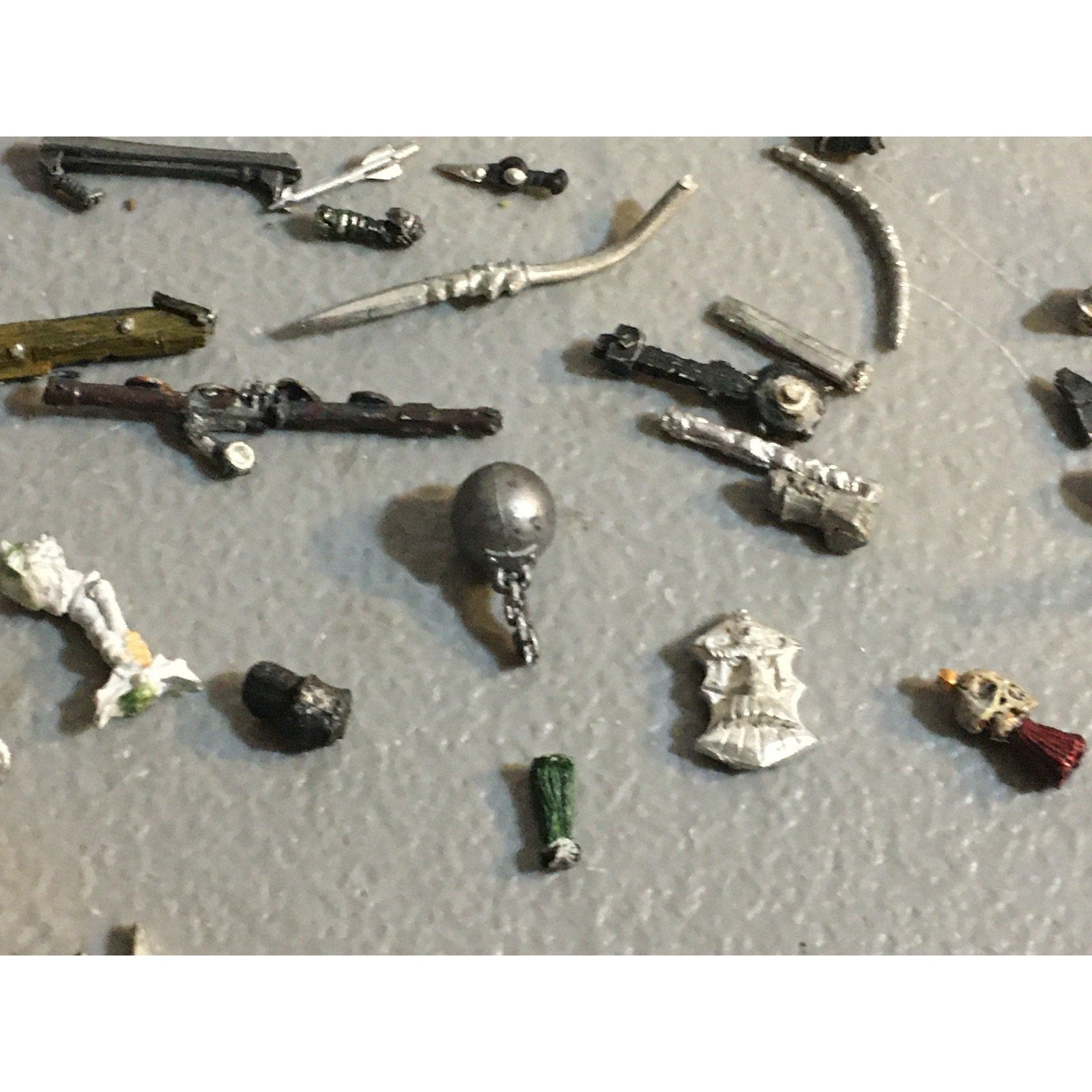 A32592 UNKNOWN MINIATURES METAL BITS LOT REDCOAT KNIGHT ARM WEAPON BANNER