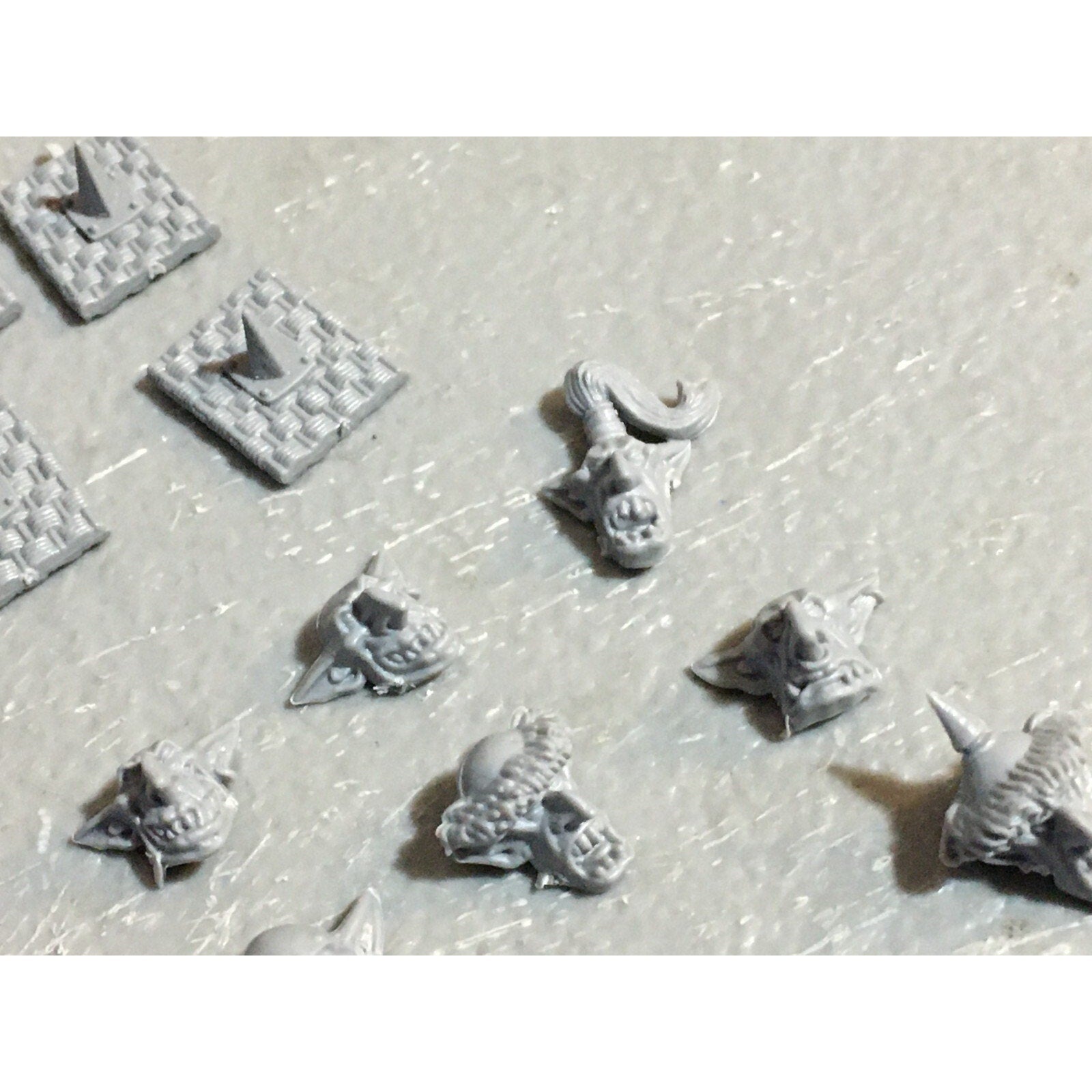 A23395 WARHAMMER FANTASY ORCS & GOBLINS BITS LOT GOBLIN SHIELDS HEADS GW