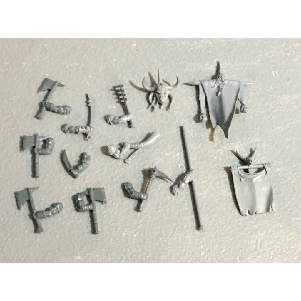 A23126 WARHAMMER FANTASY CHAOS BEASTMEN BITS LOT GORS BANNERS ARMS GW