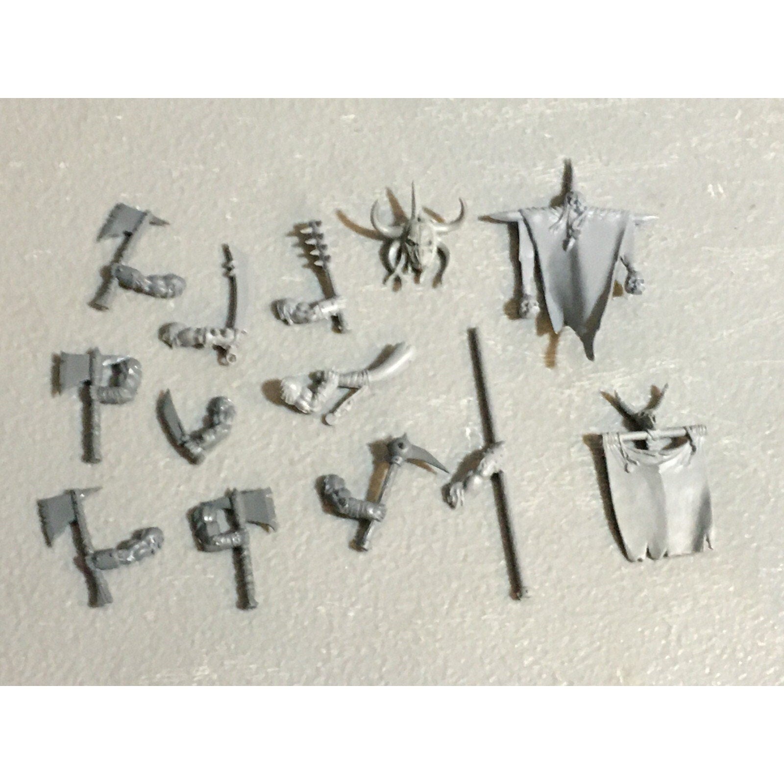 A23126 WARHAMMER FANTASY CHAOS BEASTMEN BITS LOT GORS BANNERS ARMS GW