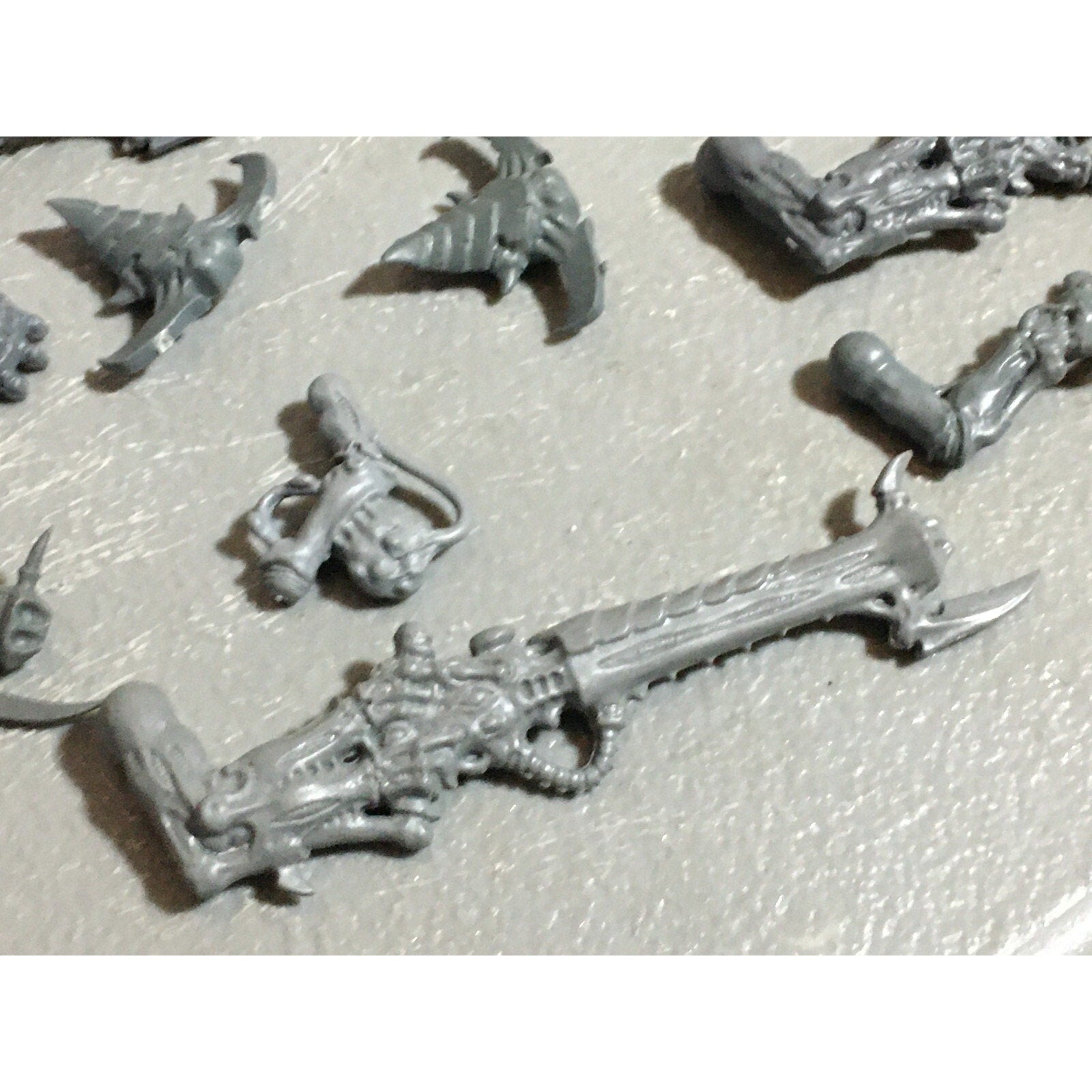 A22318 WARHAMMER 40K TYRANIDS BITS LOT MIXED GAMES WORKSHOP GW