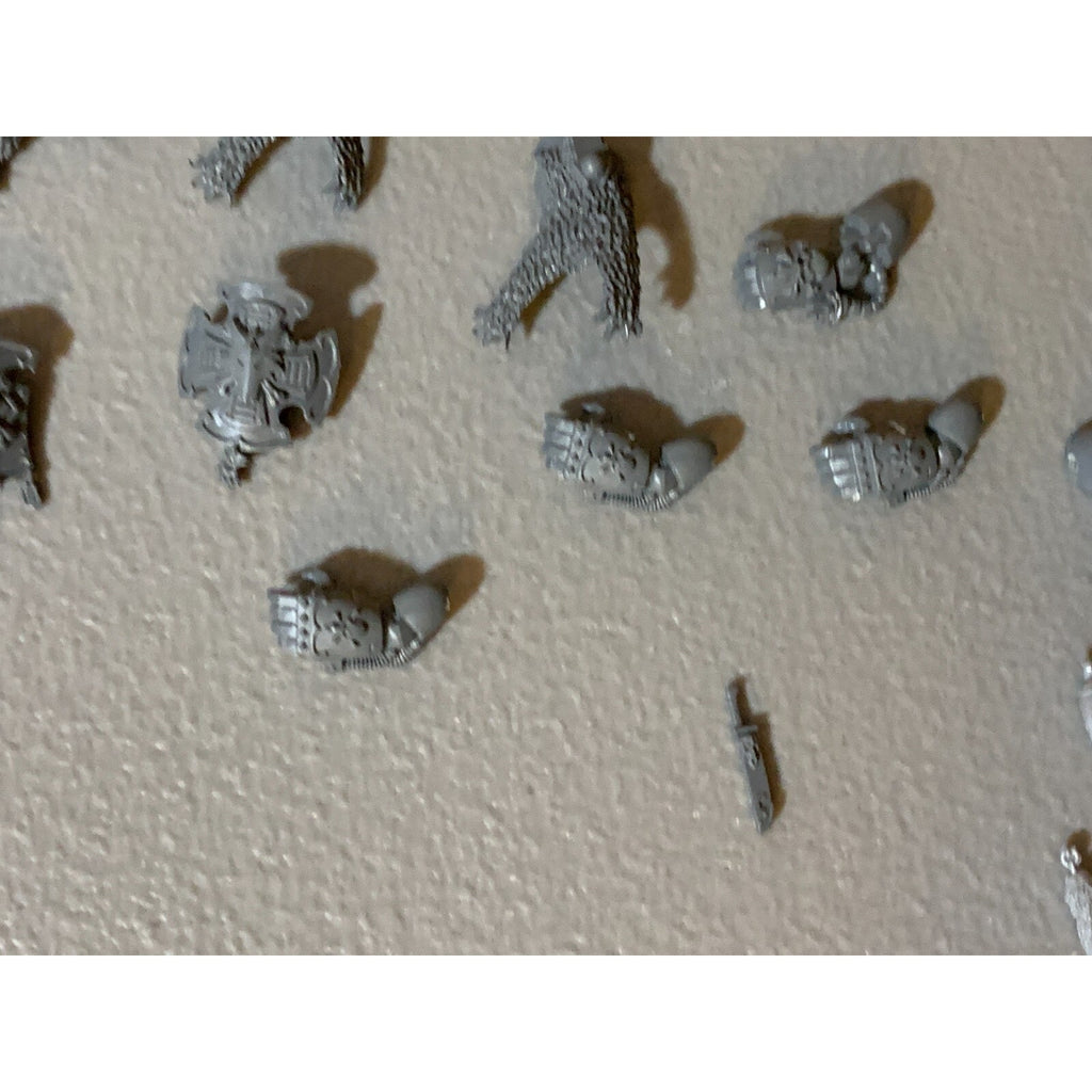 A23060 WARHAMMER 40K MARINES SPACE WOLVES HUGE BITS LOT HEADS ARMS HAMMERS GUNS