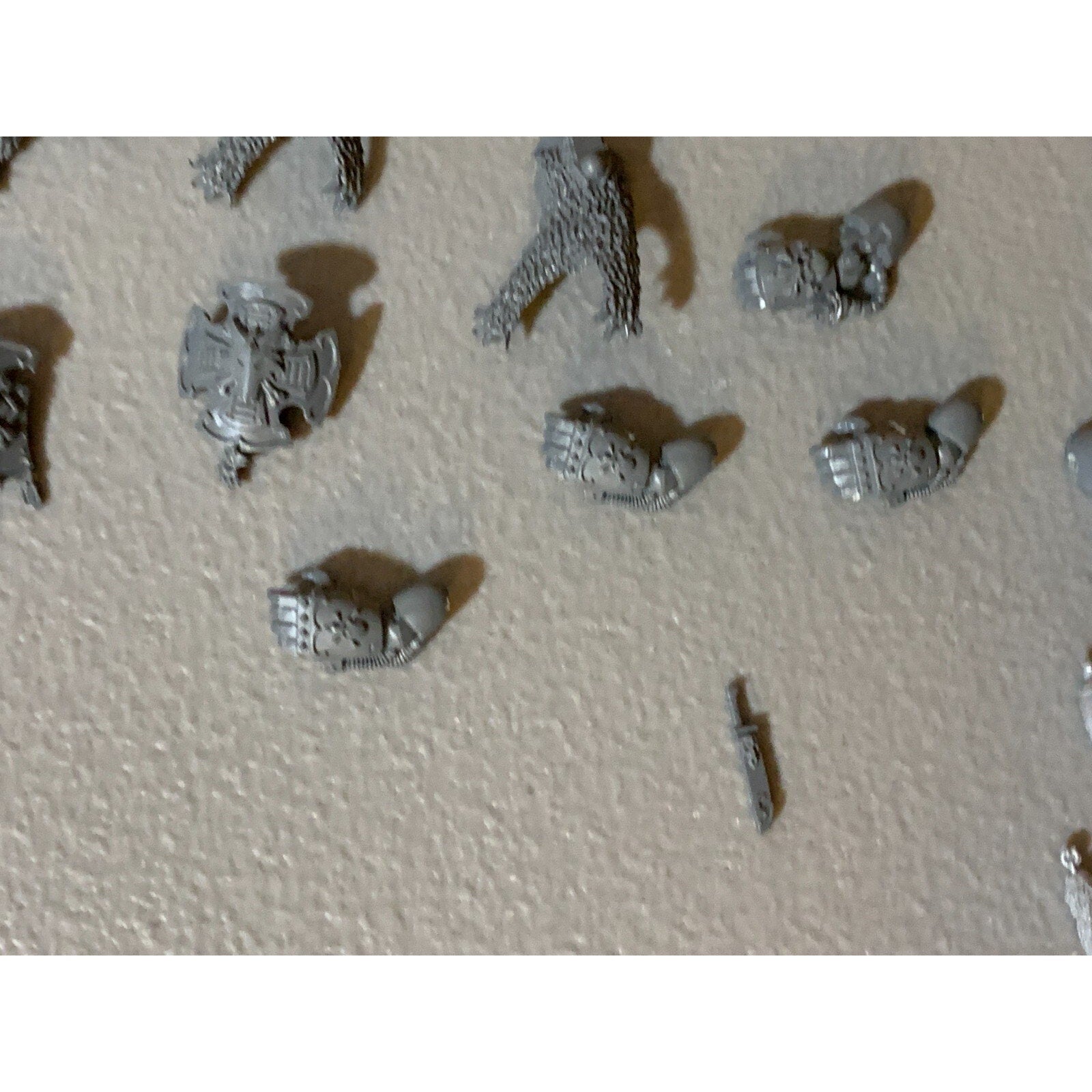 A23060 WARHAMMER 40K MARINES SPACE WOLVES HUGE BITS LOT HEADS ARMS HAMMERS GUNS