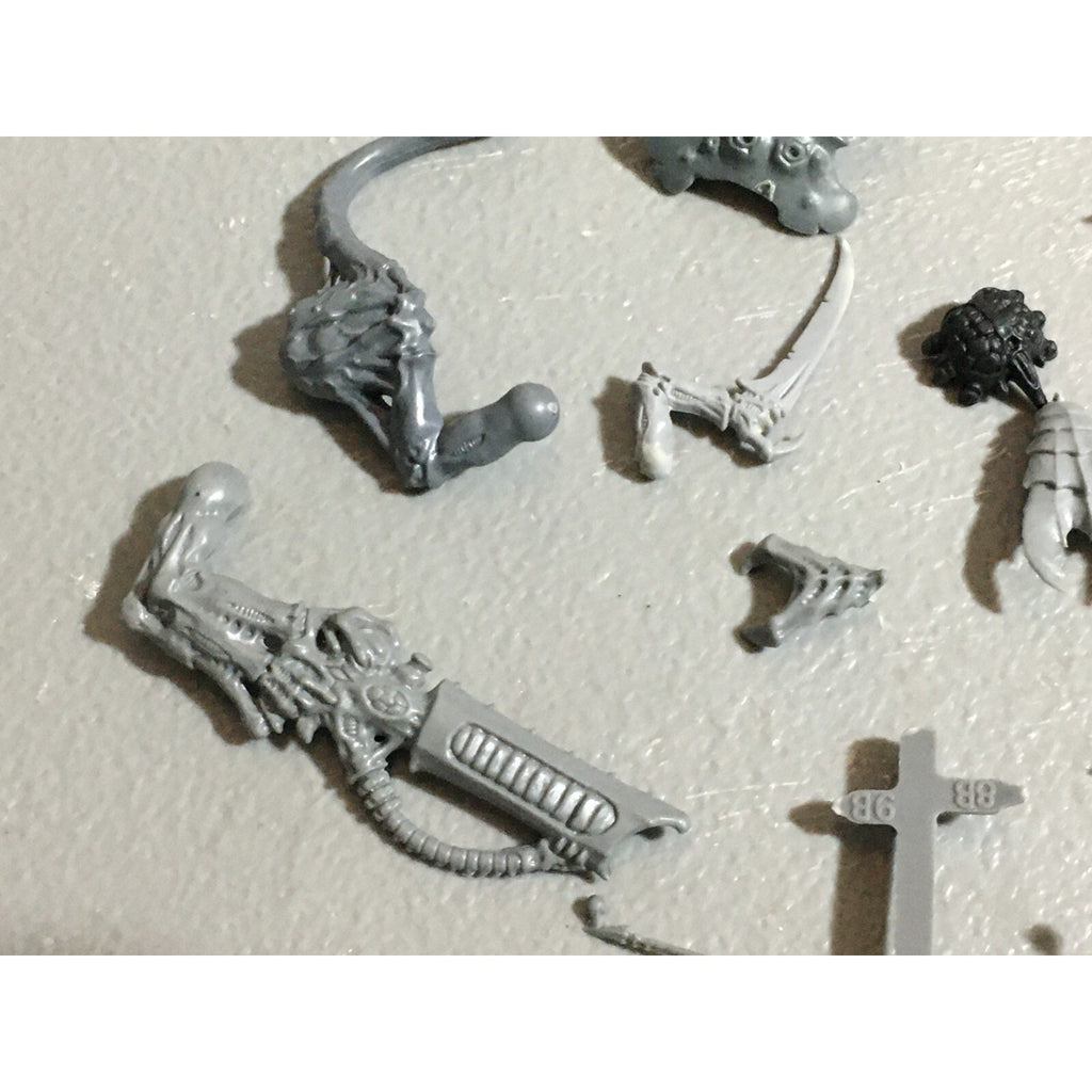 A22320 WARHAMMER 40K TYRANIDS BITS LOT MIXED GAMES WORKSHOP GW