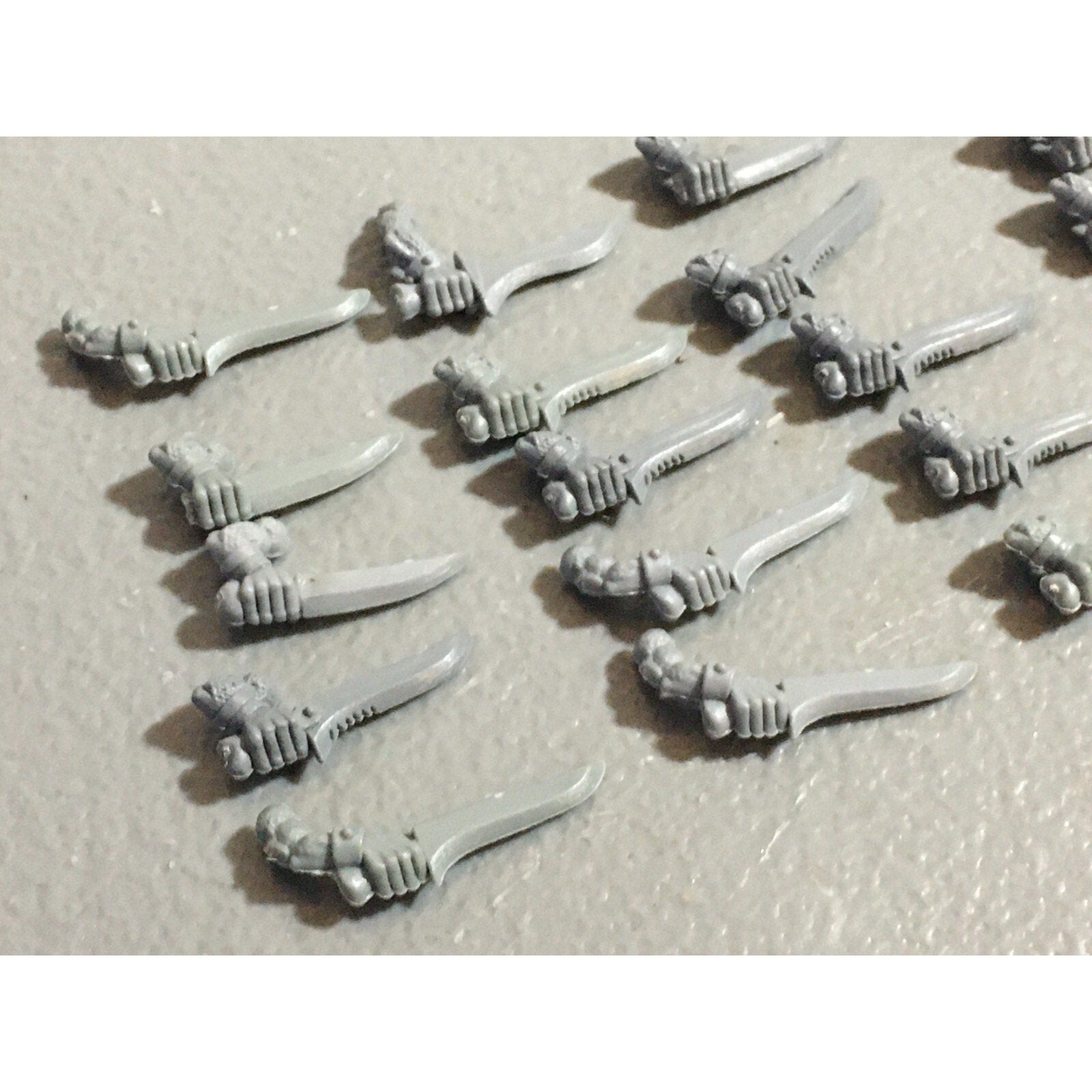 A22298 WARHAMMER FANTASY SKAVEN BITS LOT SWORD ARMS GAMES WORKSHOP GW