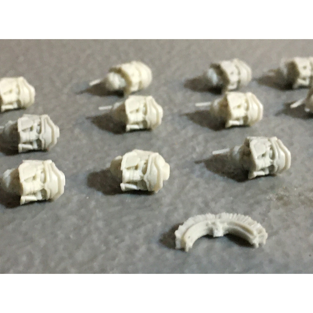 A32539 PUPPETSWAR MINIATURES PLASTIC FANTASY SPARTAN HELMET HEADS BITS PACK LOT