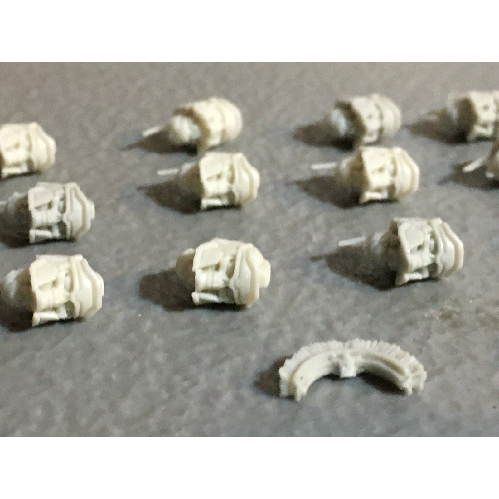 A32539 PUPPETSWAR MINIATURES PLASTIC FANTASY SPARTAN HELMET HEADS BITS PACK LOT