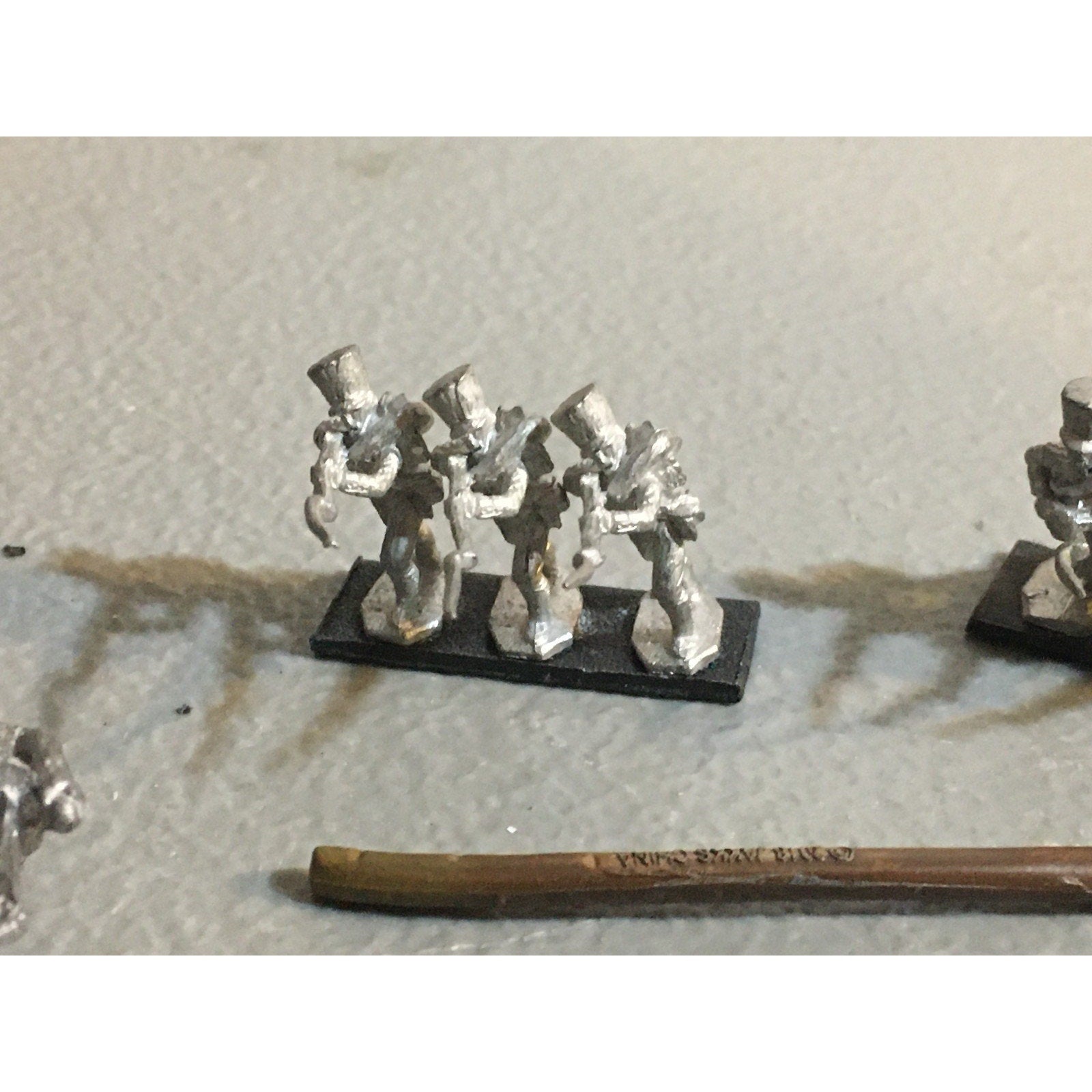 A32592 UNKNOWN MINIATURES METAL BITS LOT REDCOAT KNIGHT ARM WEAPON BANNER