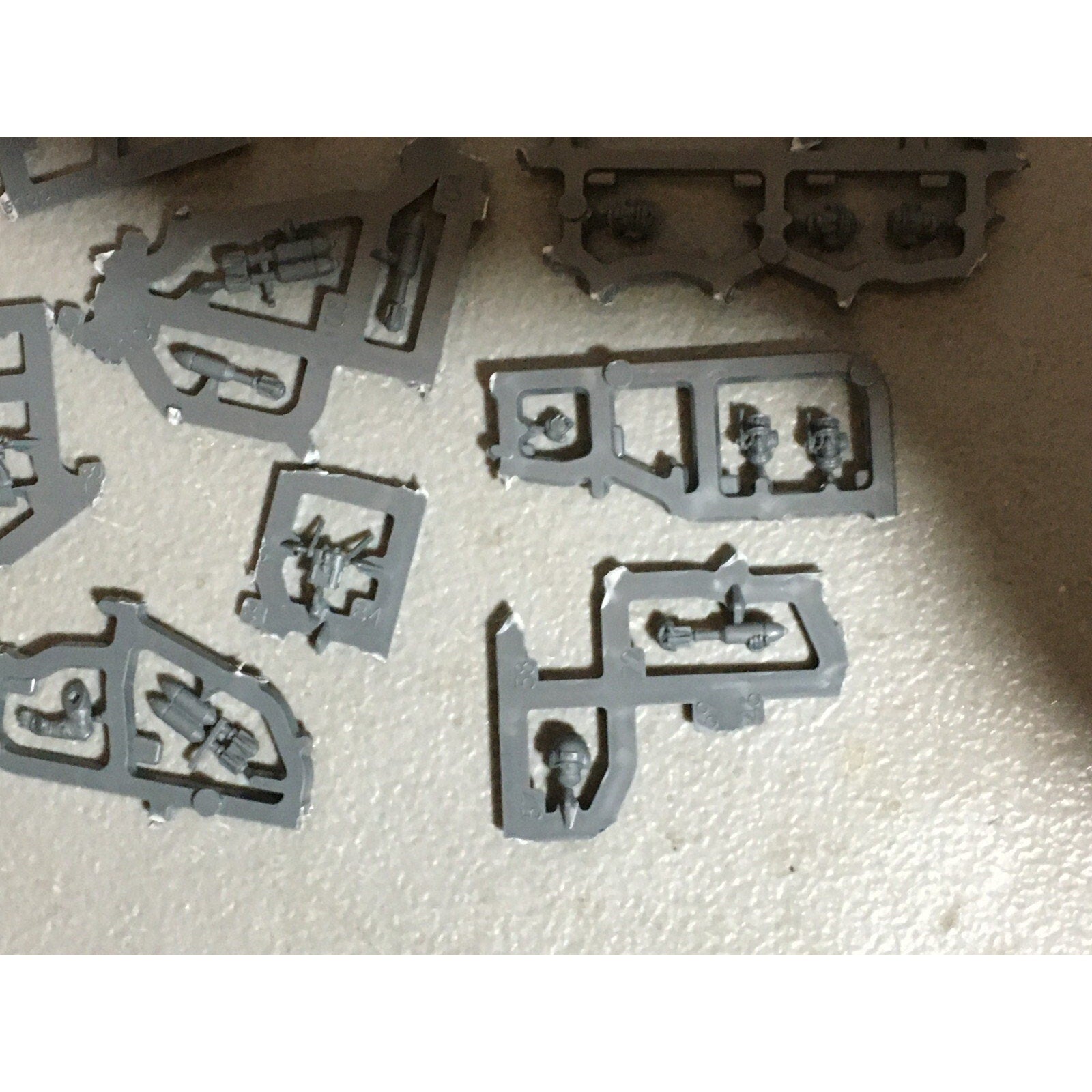 A20992 WARHAMMER 40K ASTRA IMPERIAL GUARD BITS ON SPRUE LOT SCIONS HEADS ACCESSO