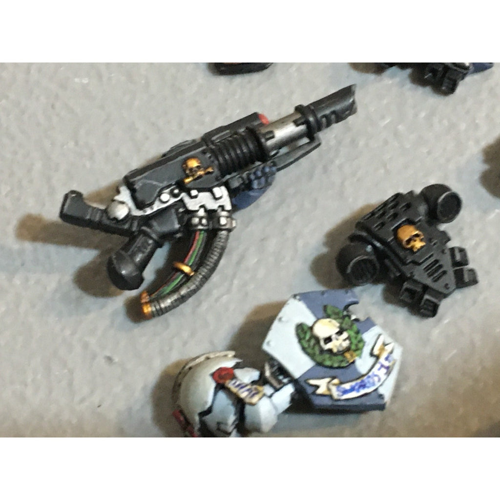 A25109 WARHAMMER 40K SPACE MARINES PAINTED BITS LOT BACKPACKS BOLTERS GW
