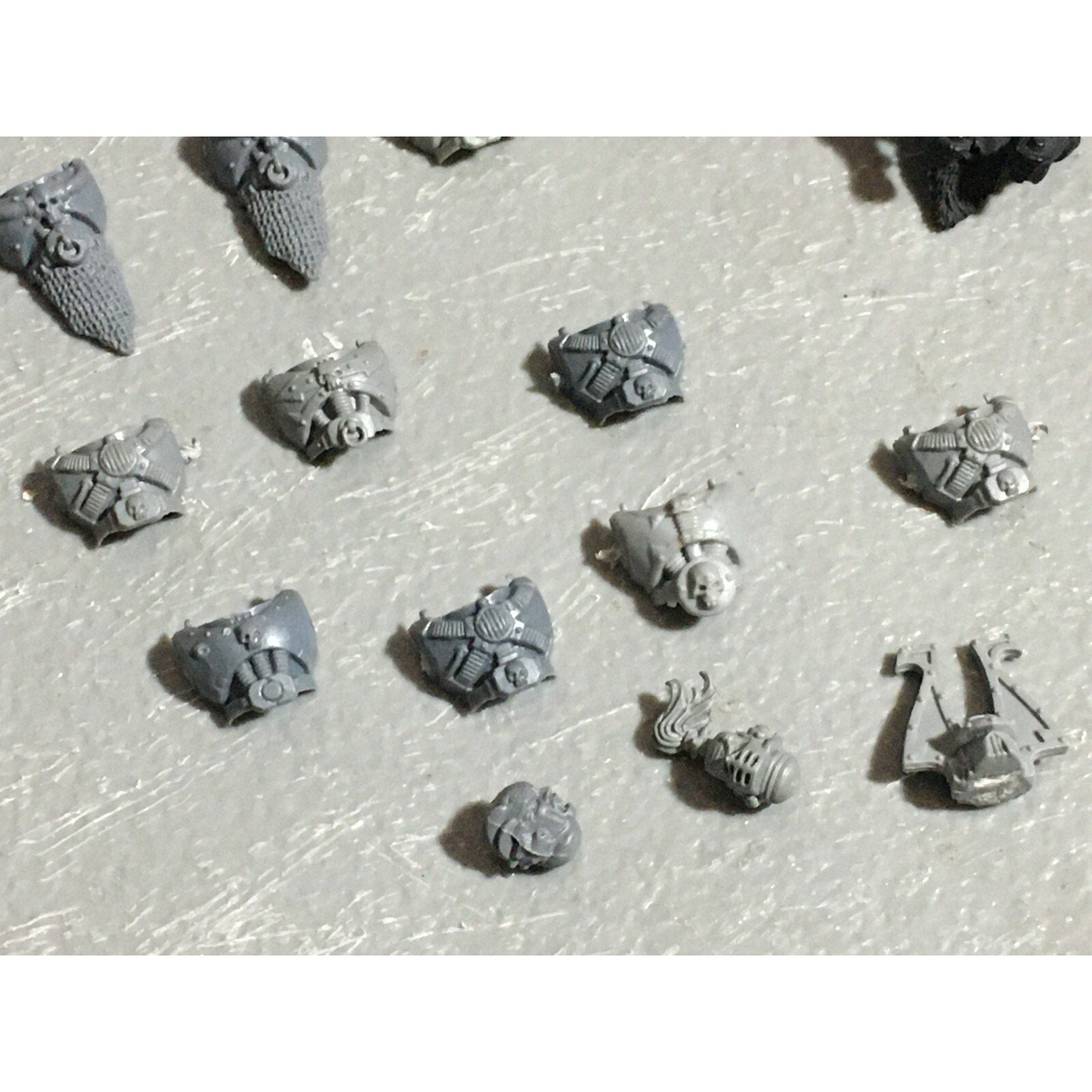 A22575 WARHAMMER 40K CHAOS SPACE MARINES CSM BITS LOT HEADS TORSO FRONTS GW