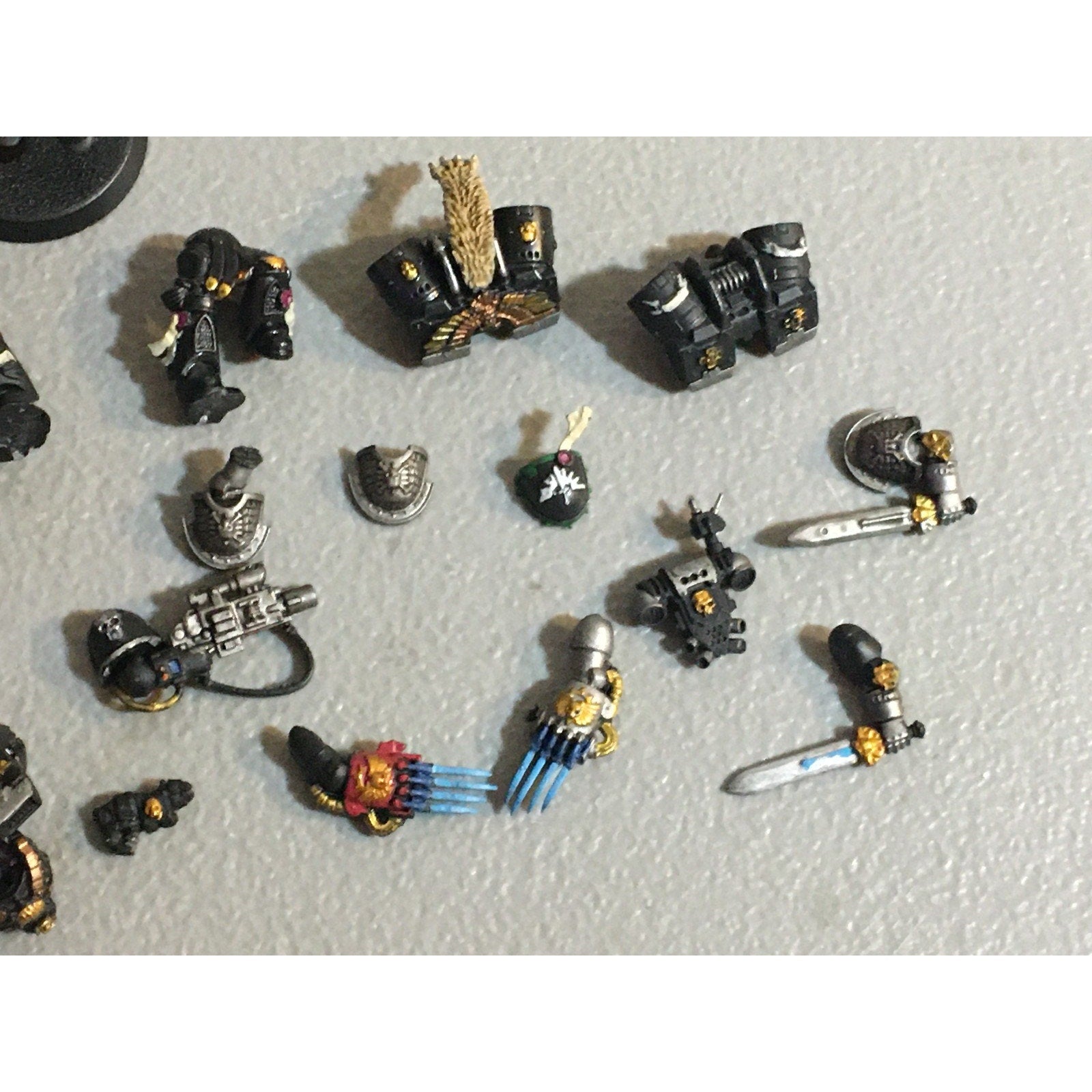 A33581 WARHAMMER 40K SPACE MARINES BITS LOT JUMP LEGS CHEST ARMS GW