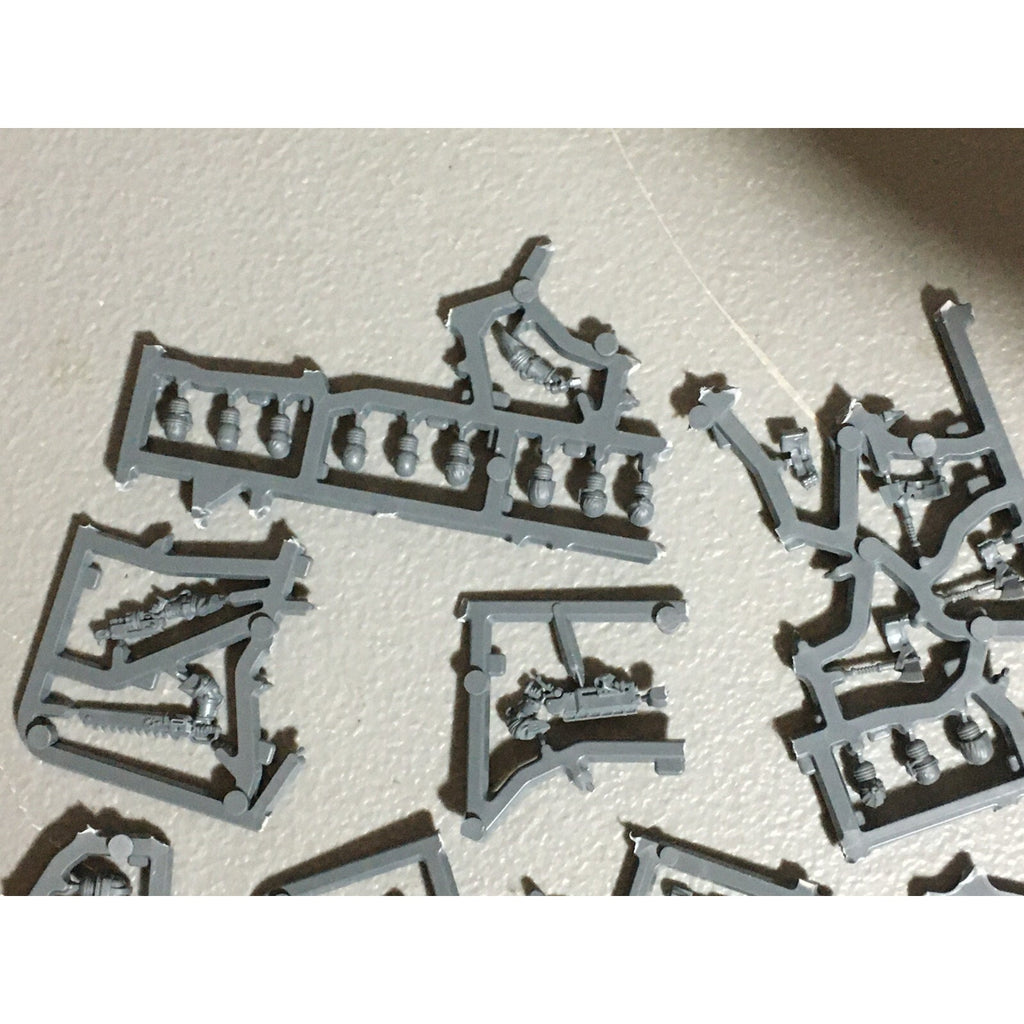 A20992 WARHAMMER 40K ASTRA IMPERIAL GUARD BITS ON SPRUE LOT SCIONS HEADS ACCESSO