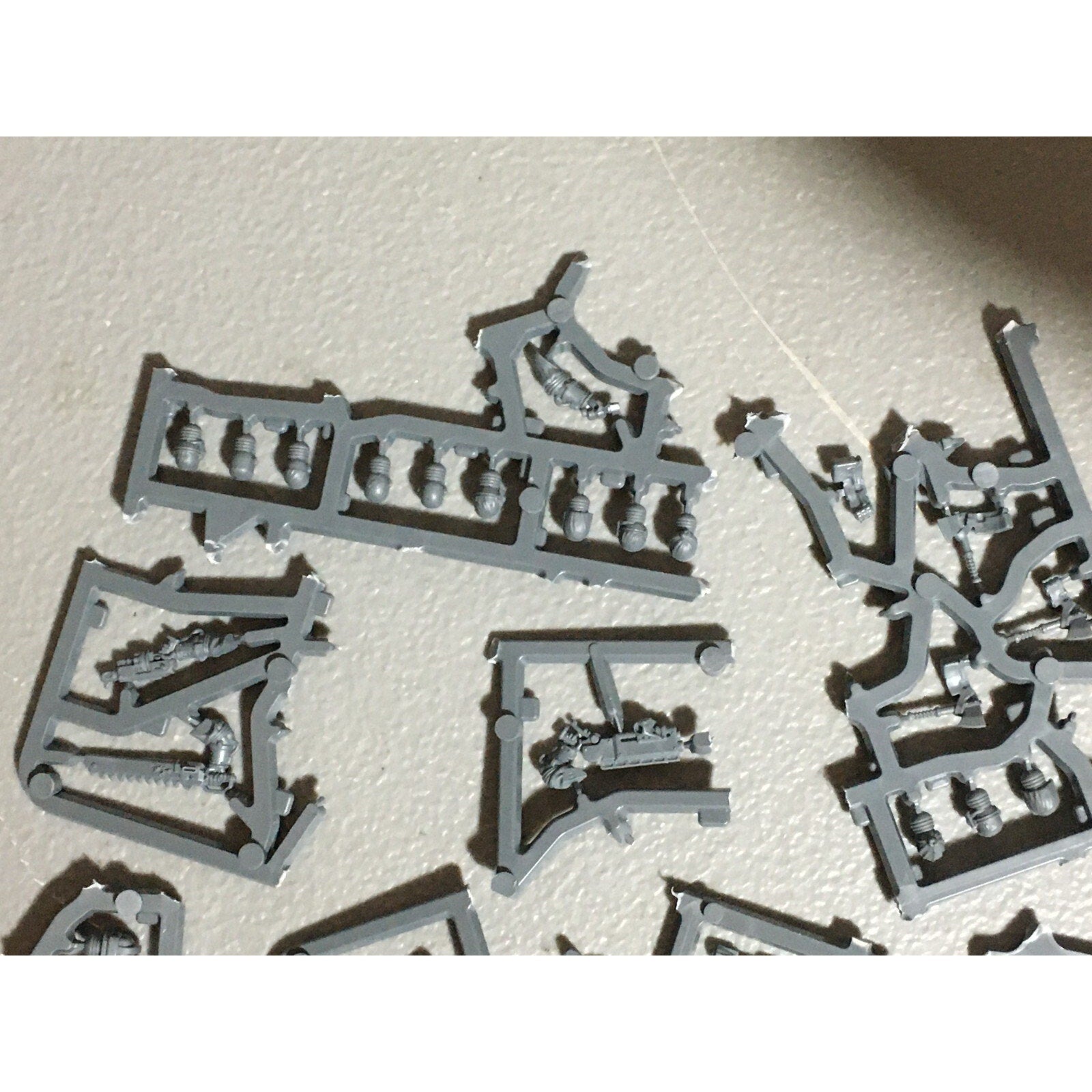 A20992 WARHAMMER 40K ASTRA IMPERIAL GUARD BITS ON SPRUE LOT SCIONS HEADS ACCESSO