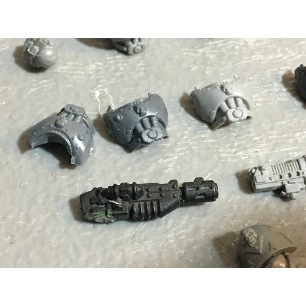 A23013 WARHAMMER 40K CHAOS SPACE MARINES MIXED TORSO HEAD SPECIAL GAMES WORKSHOP