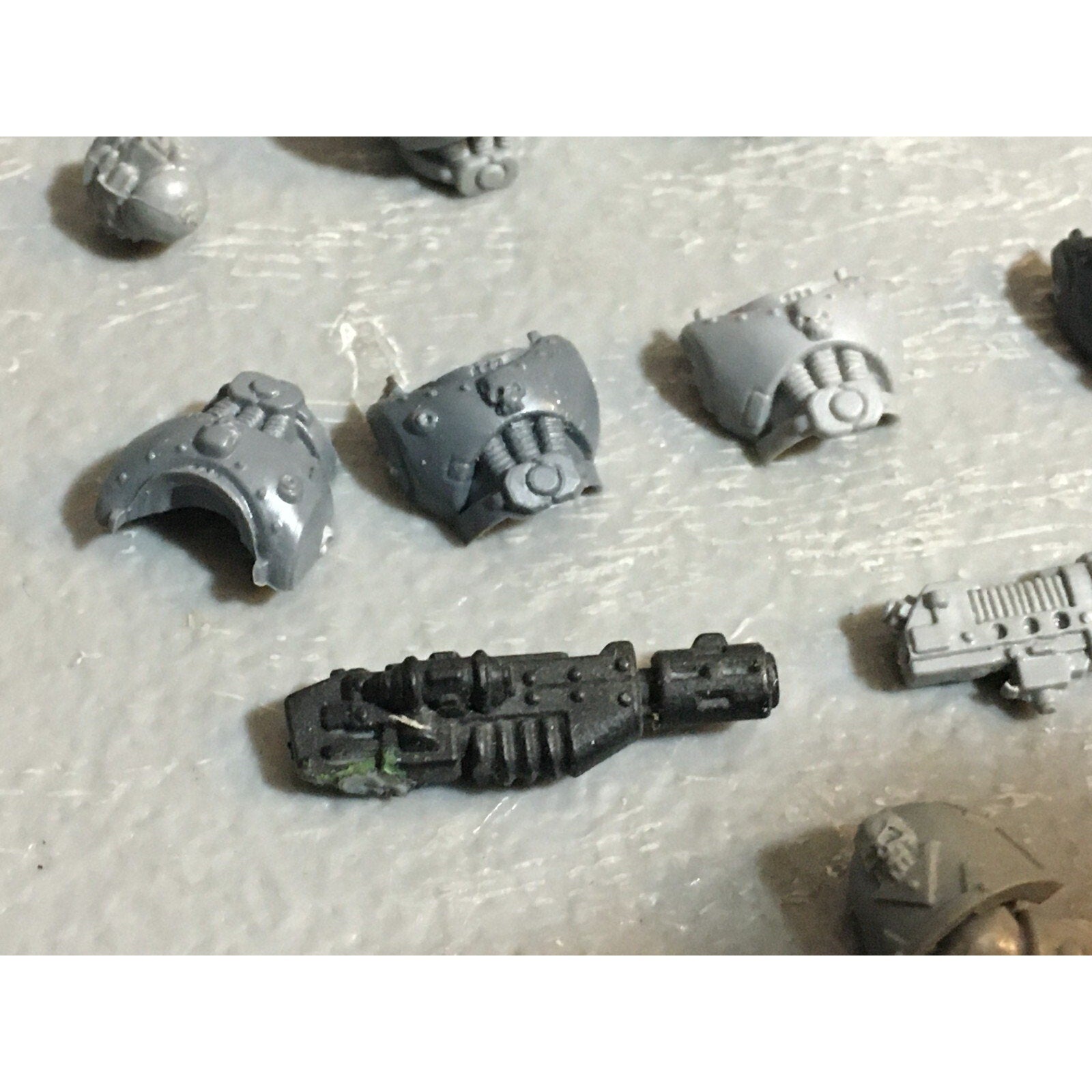 A23013 WARHAMMER 40K CHAOS SPACE MARINES MIXED TORSO HEAD SPECIAL GAMES WORKSHOP