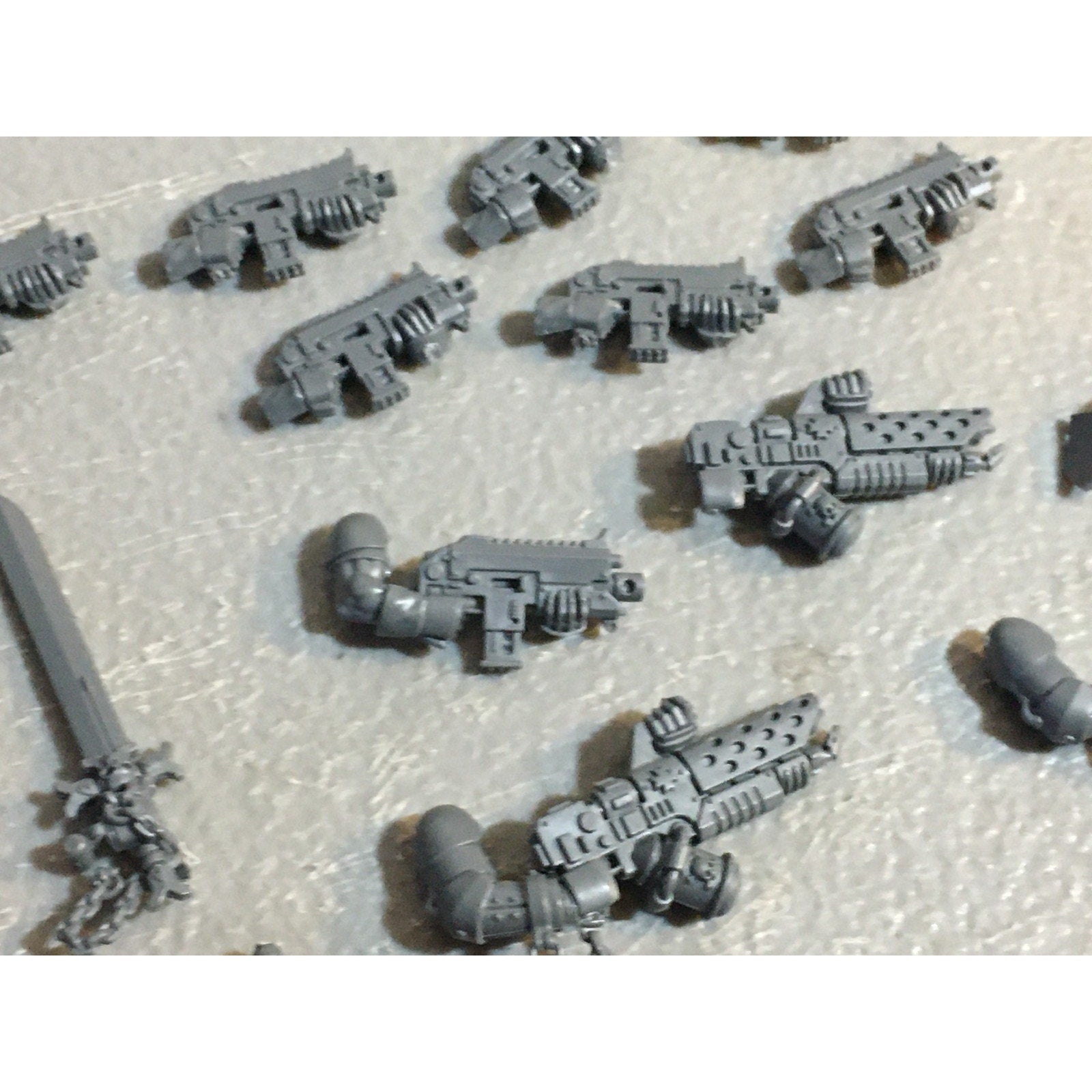 A29481 WARHAMMER 40K SPACE MARINES BLACK TEMPLARS BITS LOT BOLTER SWORD ARM GW