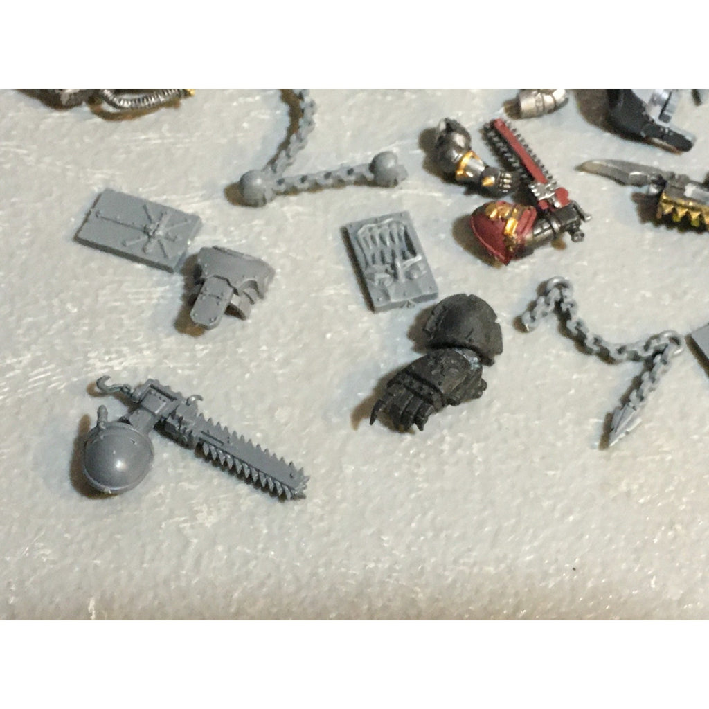 A24521 WARHAMMER 40K CHAOS SPACE MARINES BITS LOT TANK PLATES ARMS CHAINS GW