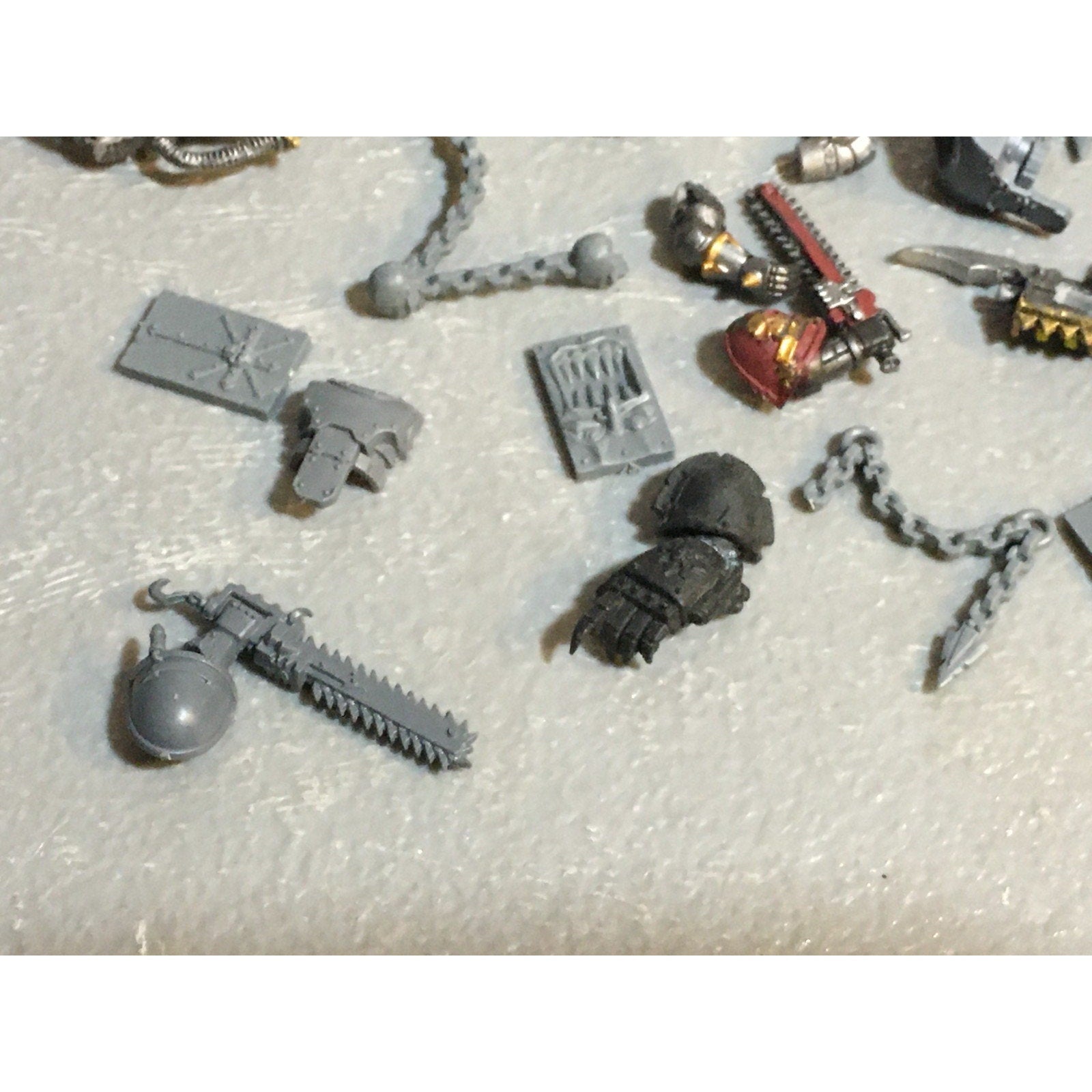 A24521 WARHAMMER 40K CHAOS SPACE MARINES BITS LOT TANK PLATES ARMS CHAINS GW