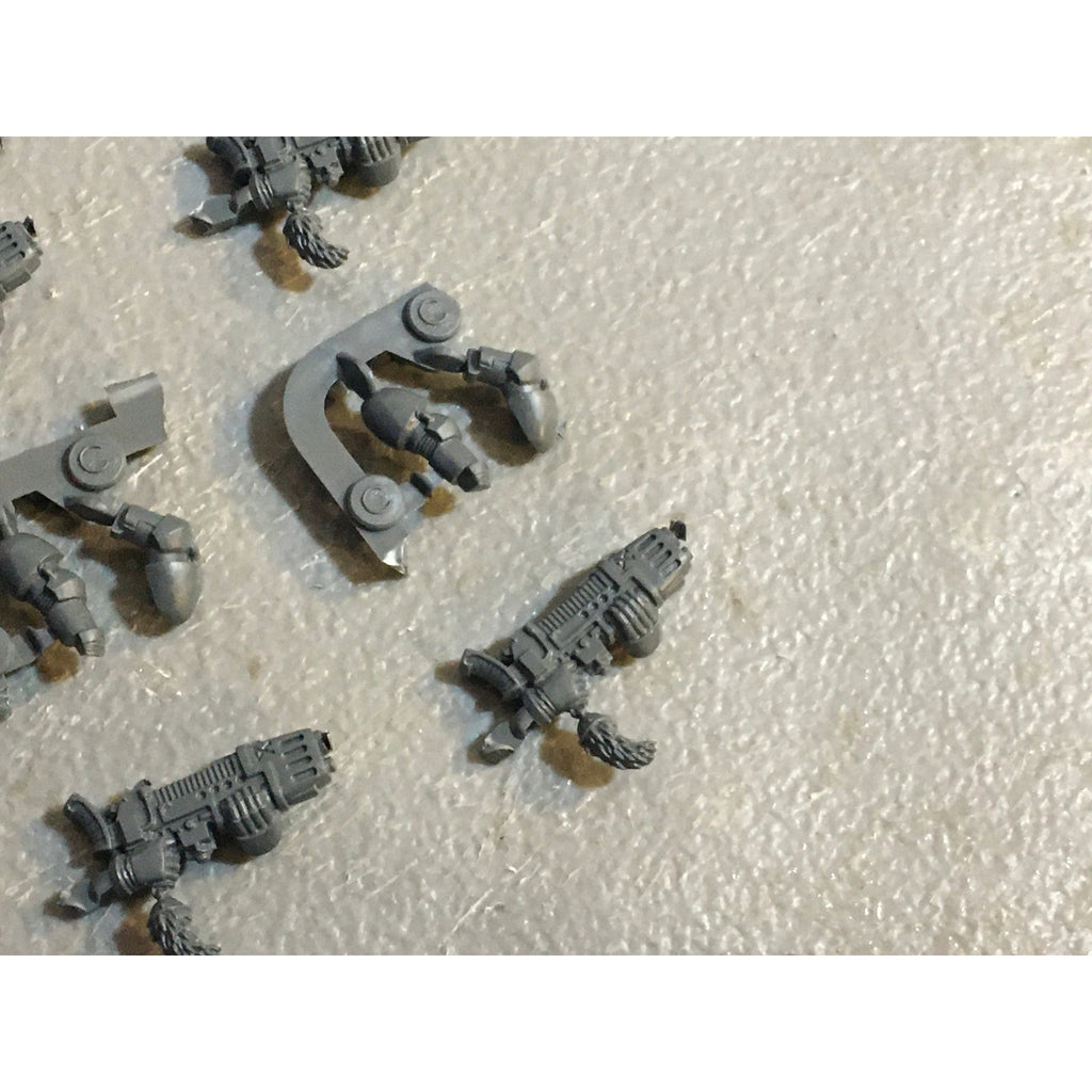 A29732 WARHAMMER 40K SPACE MARINES WOLVES BITS LOT PLAMSA GUNS W ARMS GW