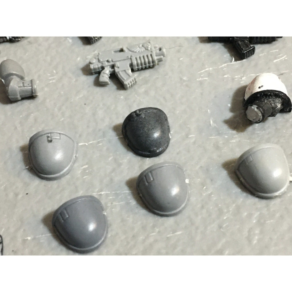 A22998 WARHAMMER 40K SPACE MARINES BITS LOT ARMS BOLTERS SHOULDER PADS GW