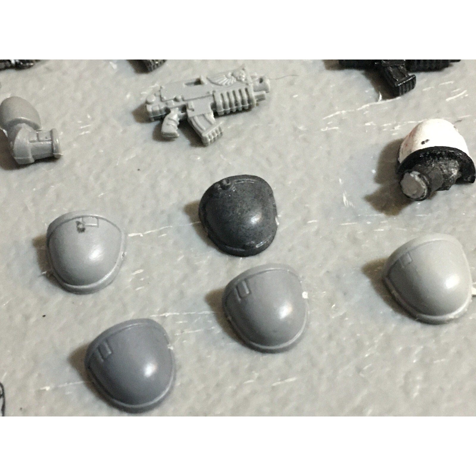 A22998 WARHAMMER 40K SPACE MARINES BITS LOT ARMS BOLTERS SHOULDER PADS GW