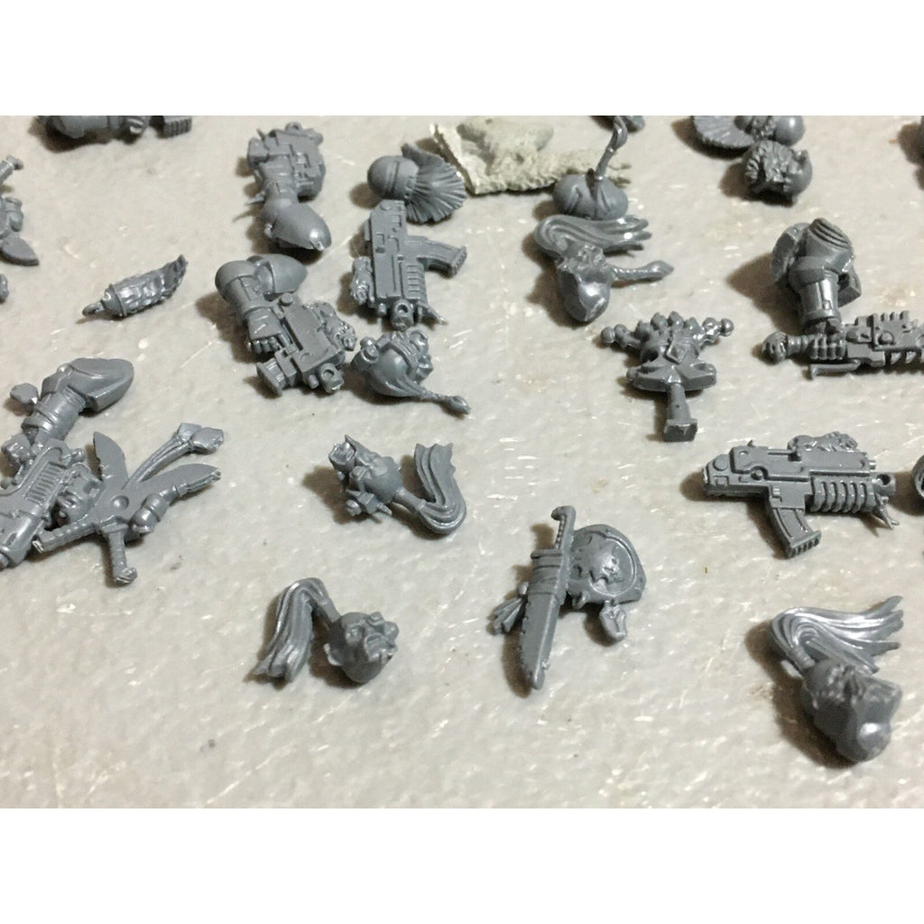 A19581 WARHAMMER 40K SPACE MARINES WOLVES BITS LOT PLASMA PISTOL HEADS KNIVES
