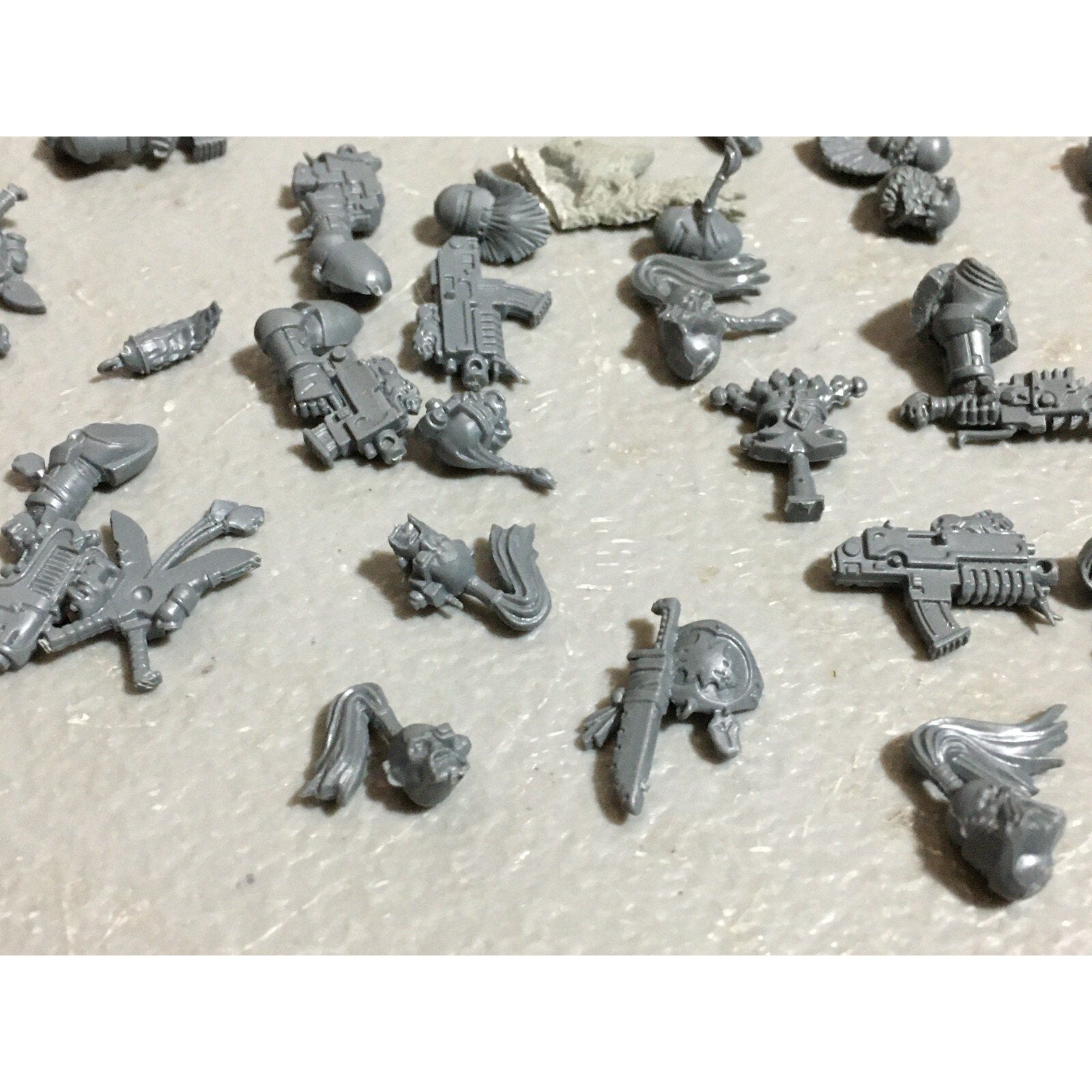 A19581 WARHAMMER 40K SPACE MARINES WOLVES BITS LOT PLASMA PISTOL HEADS KNIVES