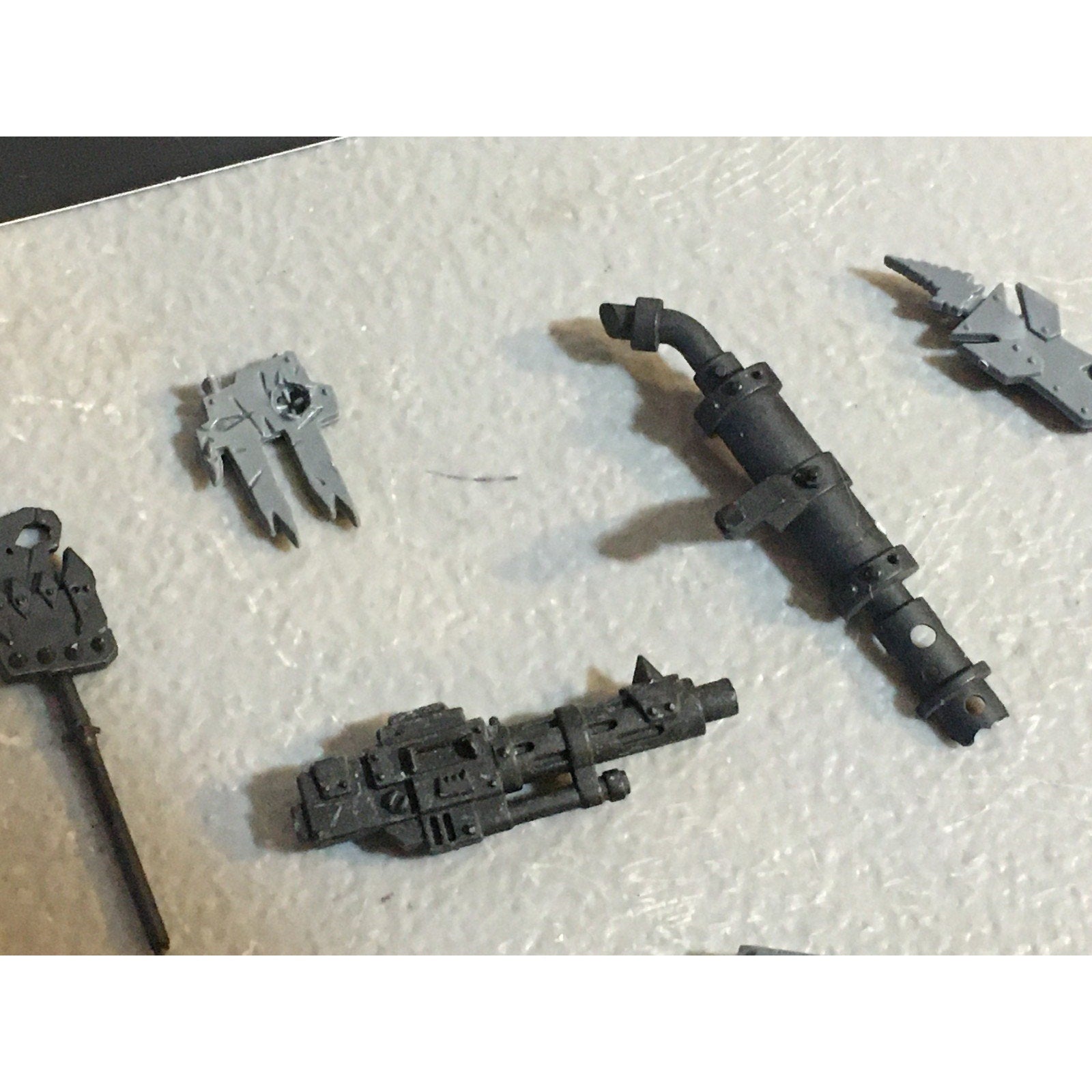 A33587 WARHAMMER 40K SPACE ORKS BITS LOT MIXED TANK POLE ICON GW