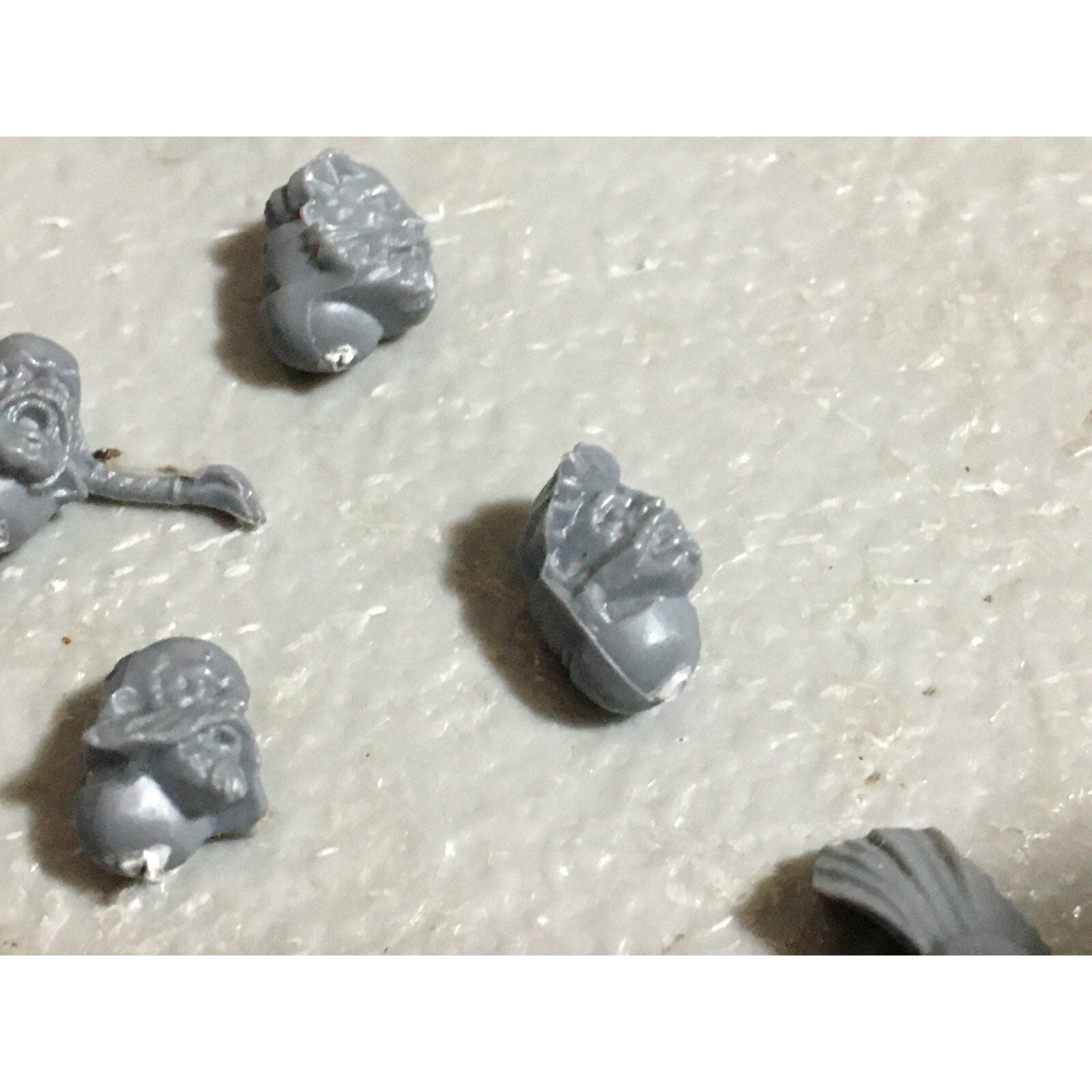 A22546 WARHAMMER 40K SPACE MARINES WOLVES BITS LOT HEADS GAMES WORKSHOP GW