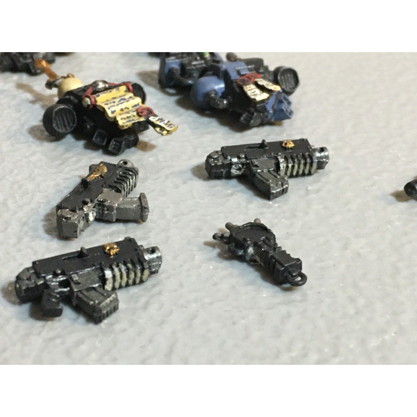 A25109 WARHAMMER 40K SPACE MARINES PAINTED BITS LOT BACKPACKS BOLTERS GW