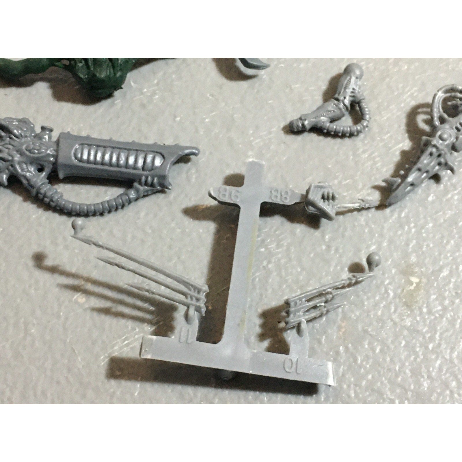 A22319 WARHAMMER 40K TYRANIDS BITS LOT MIXED GAMES WORKSHOP GW