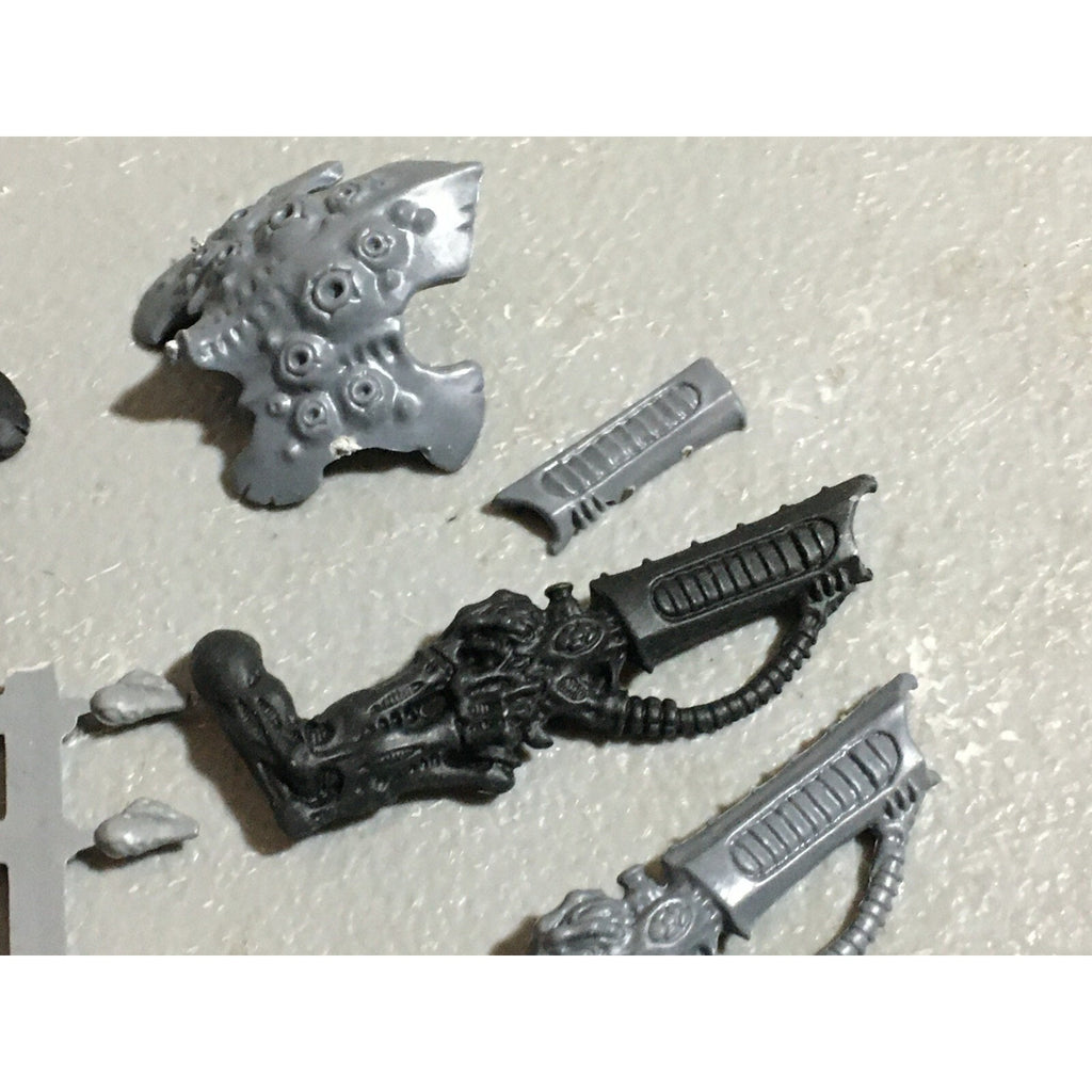 A22318 WARHAMMER 40K TYRANIDS BITS LOT MIXED GAMES WORKSHOP GW