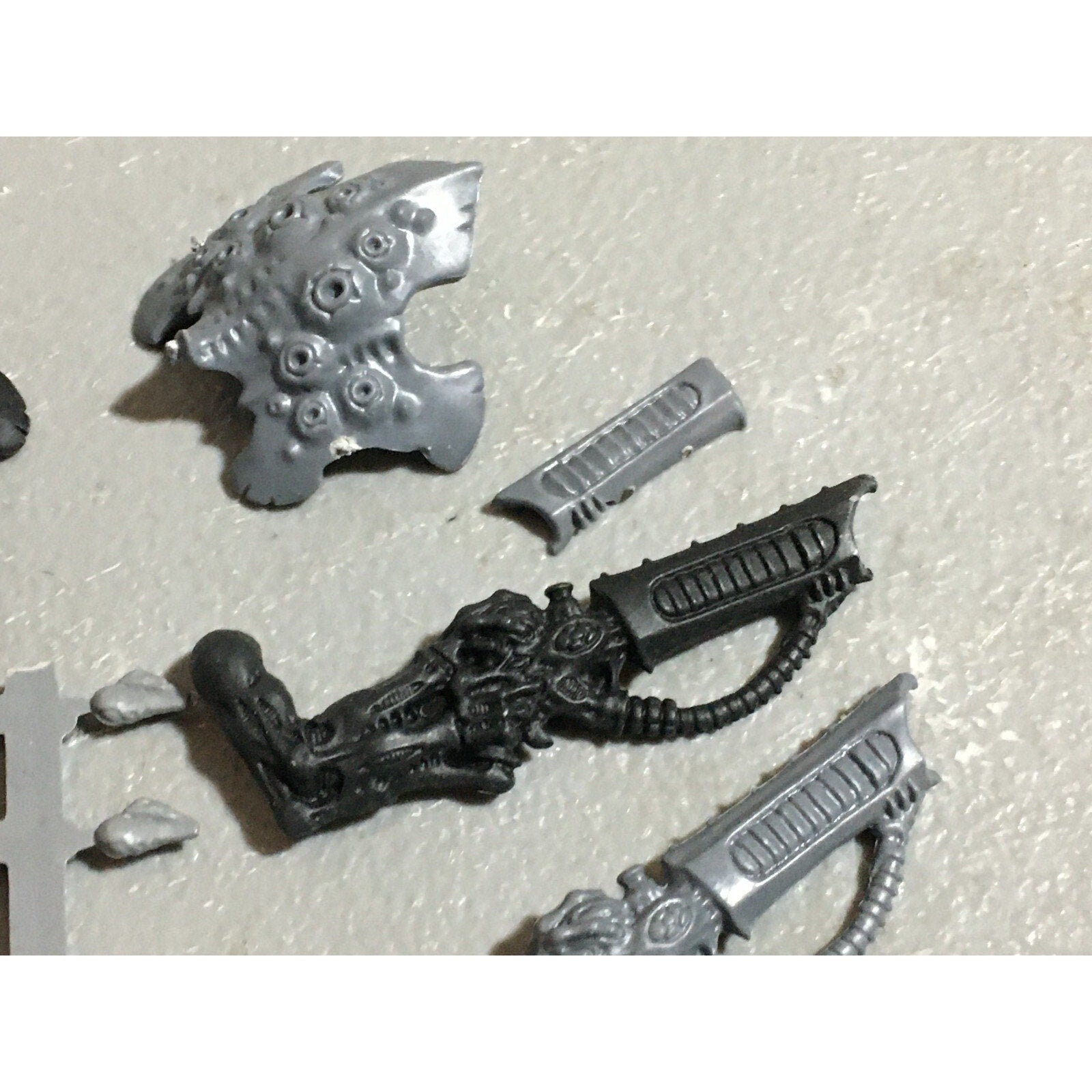 A22318 WARHAMMER 40K TYRANIDS BITS LOT MIXED GAMES WORKSHOP GW