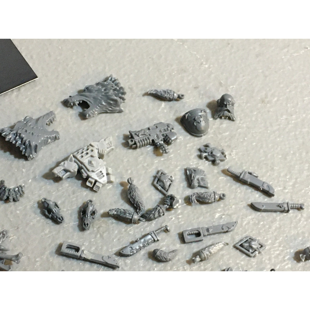 A33592 WARHAMMER 40K SPACE MARINES WOLVES BITS LOT ACCESSORY KNIFE TALISMAN GW