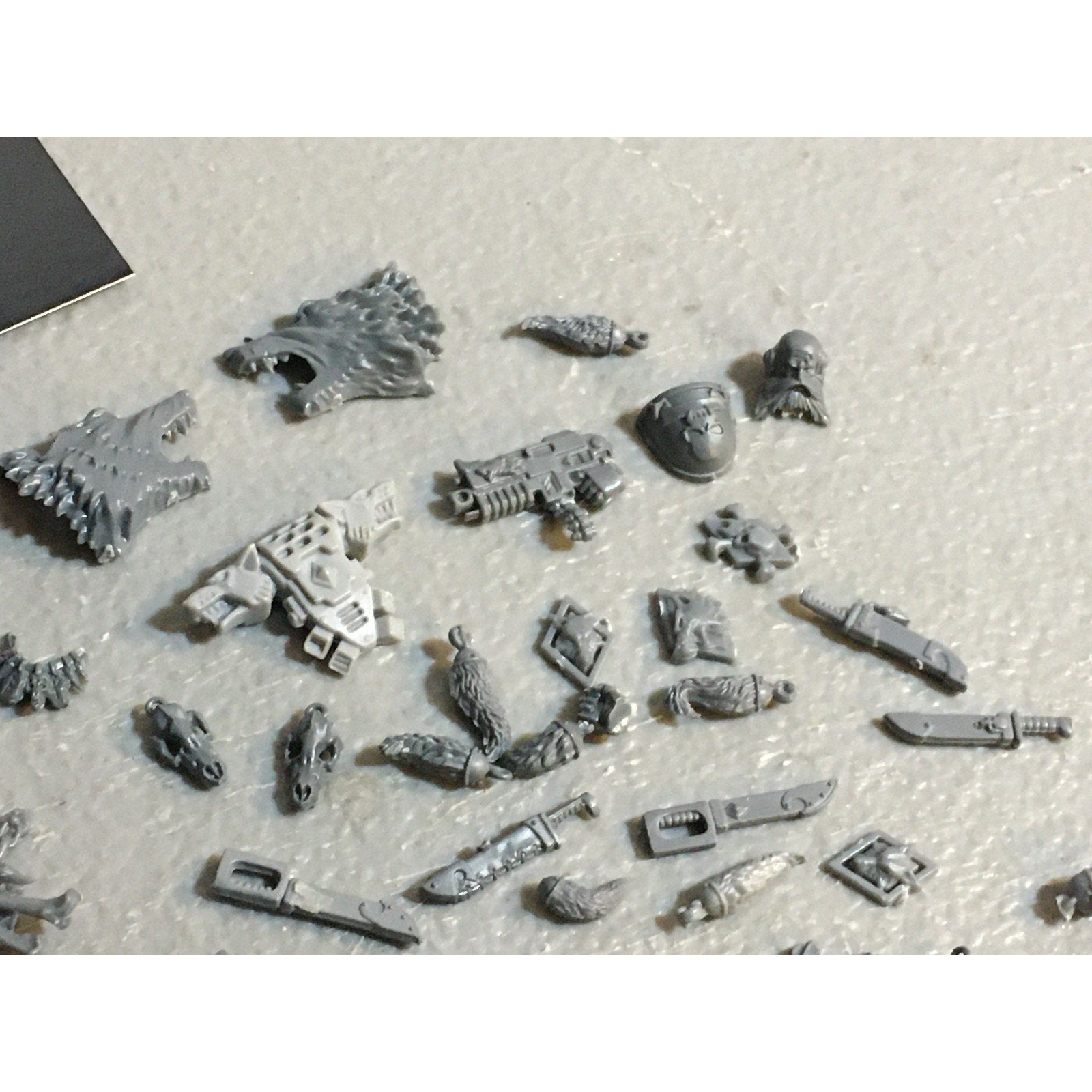 A33592 WARHAMMER 40K SPACE MARINES WOLVES BITS LOT ACCESSORY KNIFE TALISMAN GW